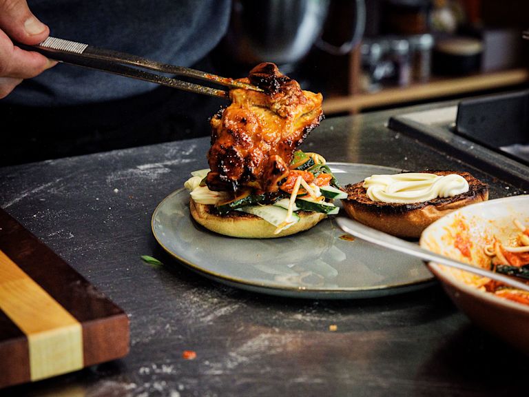 Schritt 4: Gochujang Chicken-Burger mit spicy Slaw fertig zubereiten Schritt 4: Gochujang Chicken-Burger mit spicy Slaw fertig zubereiten