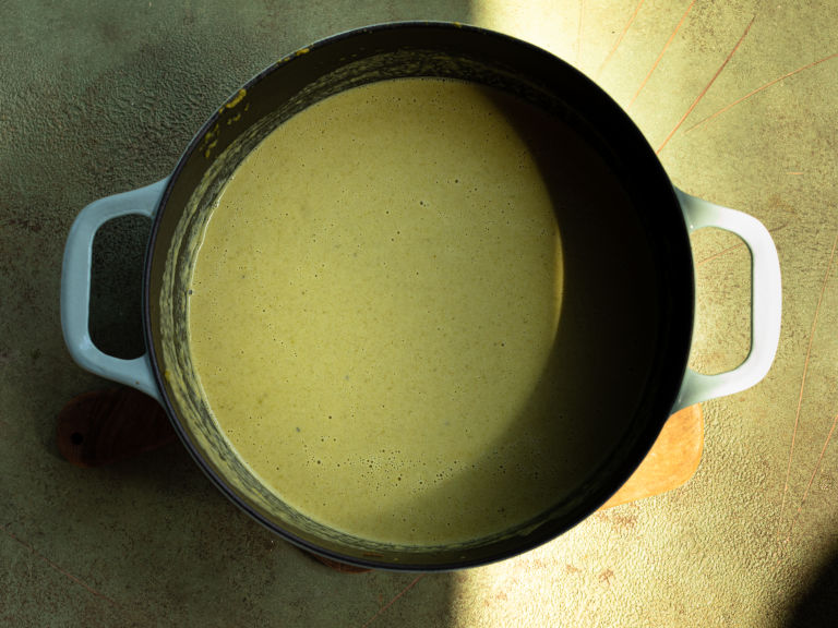 Schritt 3: Die Suppe vom Herd nehmen und mit einem Pürierstab oder in einem Standmixer pürieren, bis eine cremige Konsistenz erreicht ist