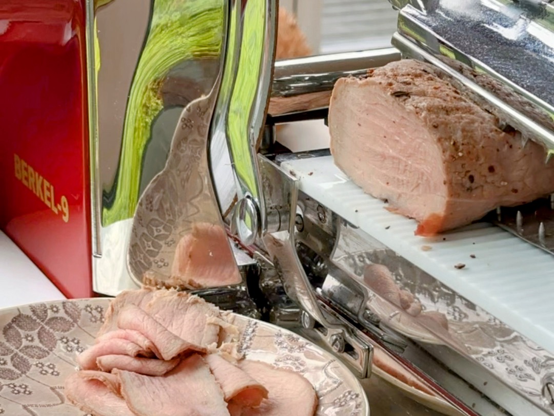 Schritt 1: Kalbsnuss für Mein Vitello Tonnato pochieren und tranchieren  