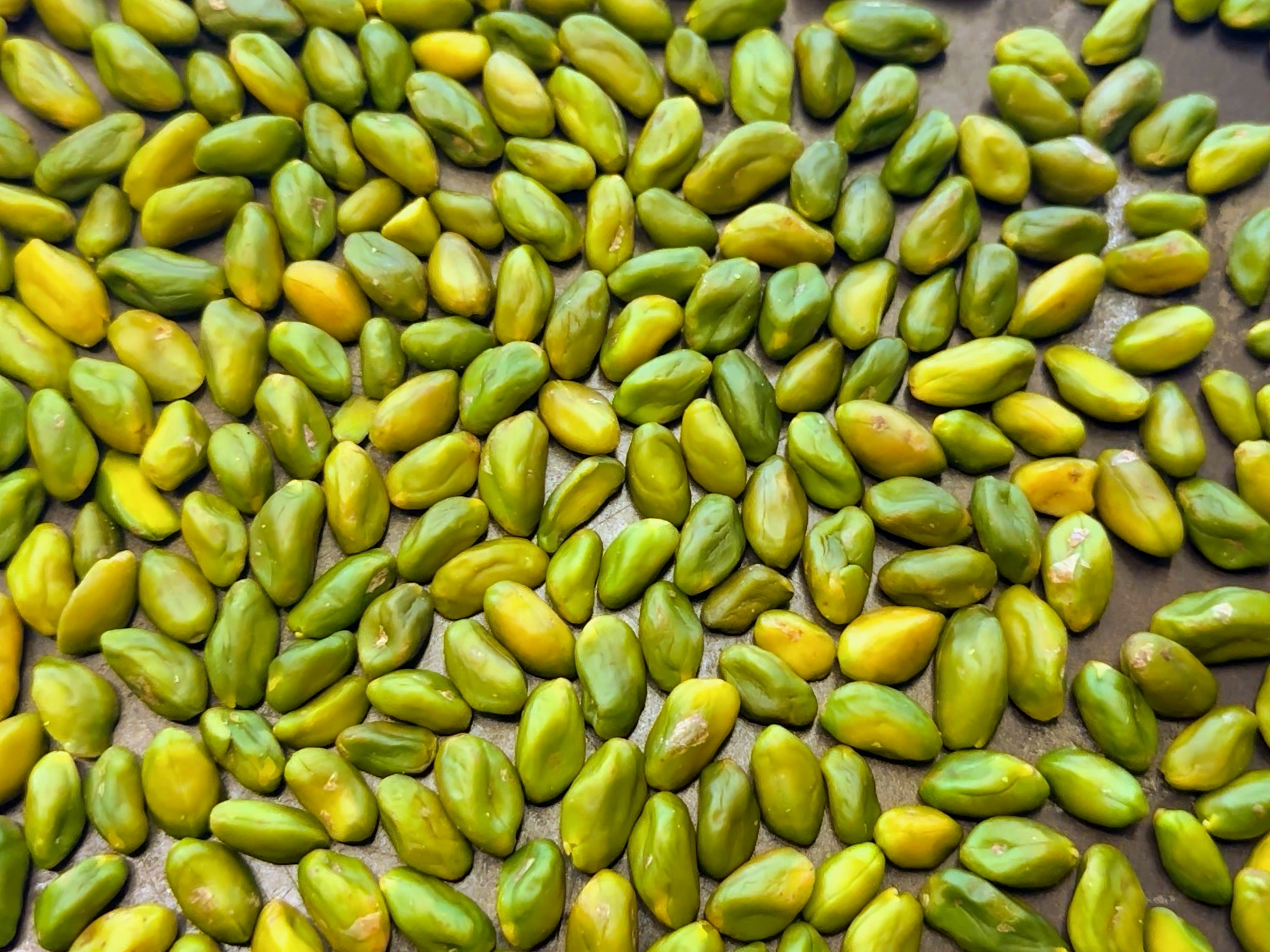 Schritt 2: Für die Pistaziencreme die Pistazien für 10 Minuten bei 160 °C im Backofen rösten und abkühlen lassen