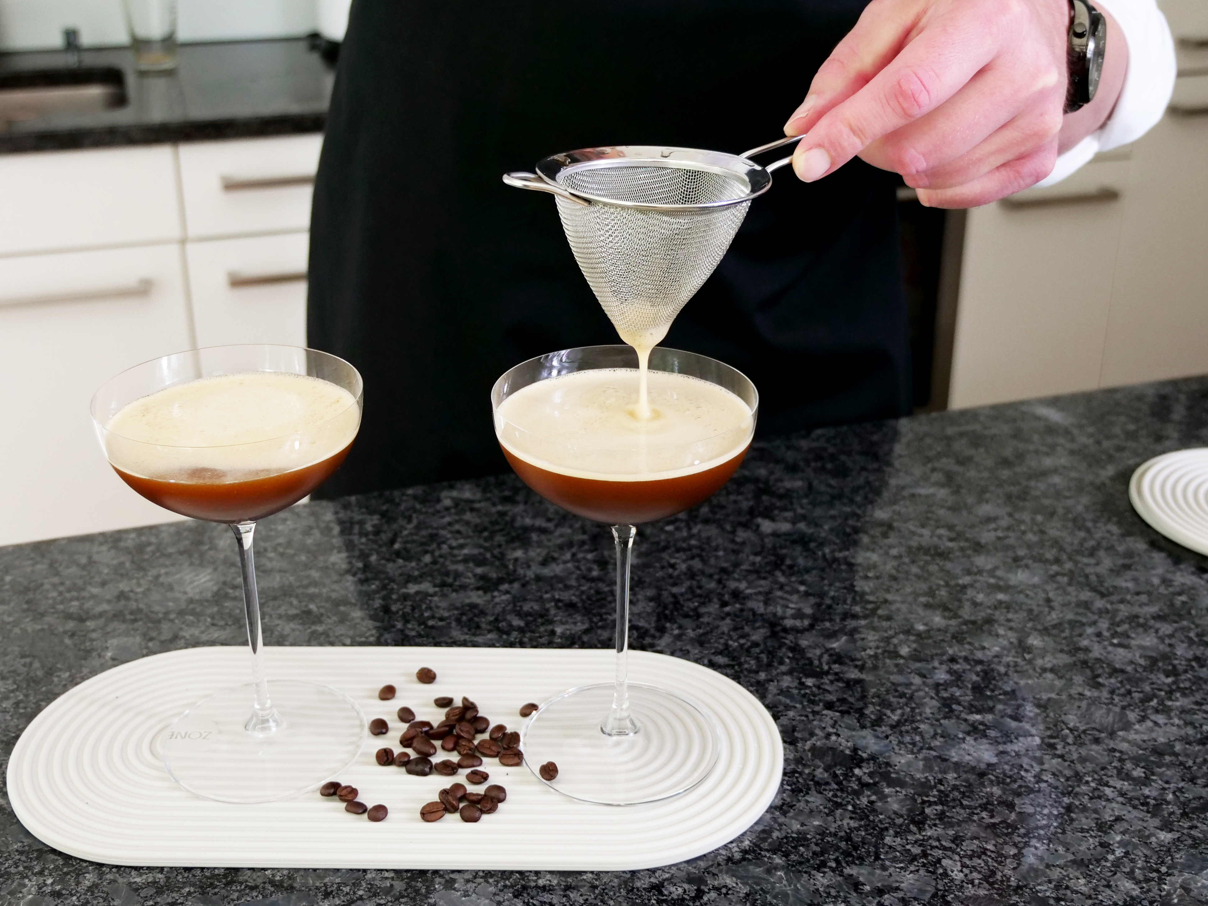 Schritt 2: Cocktail doppelt abseihen