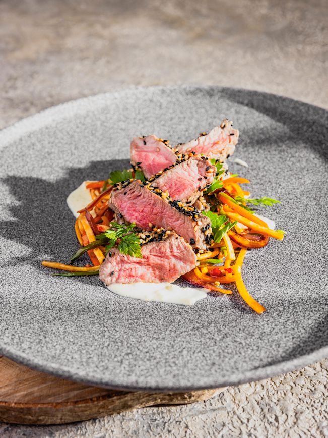 Rindsnuss «Tataki» an asiatischem Julienne-Gemüse und Curry-Kokos-Sauce Rezept Rindsnuss «Tataki» an asiatischem Julienne-Gemüse und Curry-Kokos-Sauce Rezept