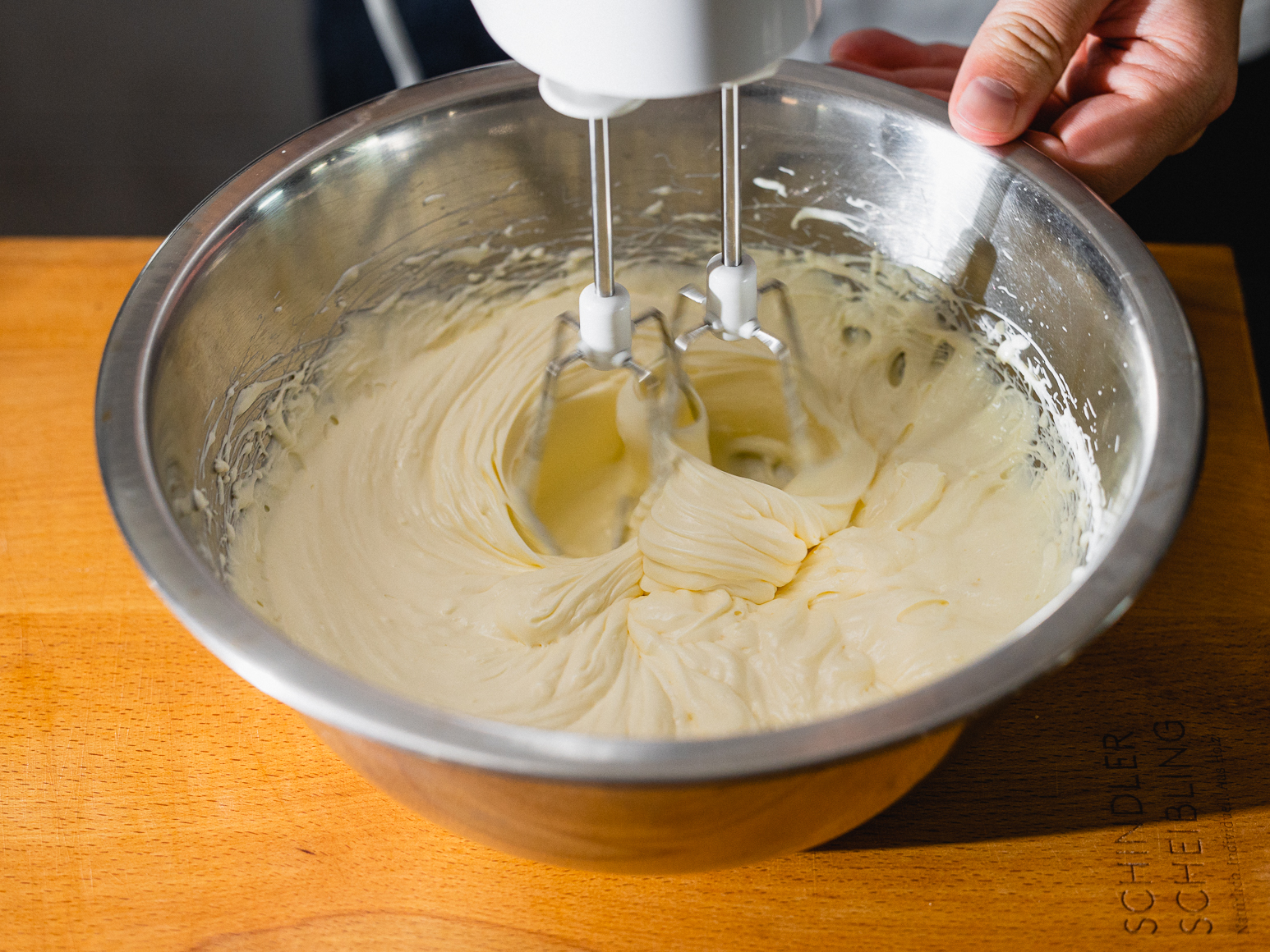 Schritt 1: 1. In einer Schüssel Mascarpone, Quark, Zucker und Vanillezucker mit einem Handrührgerät gut vermengen.  