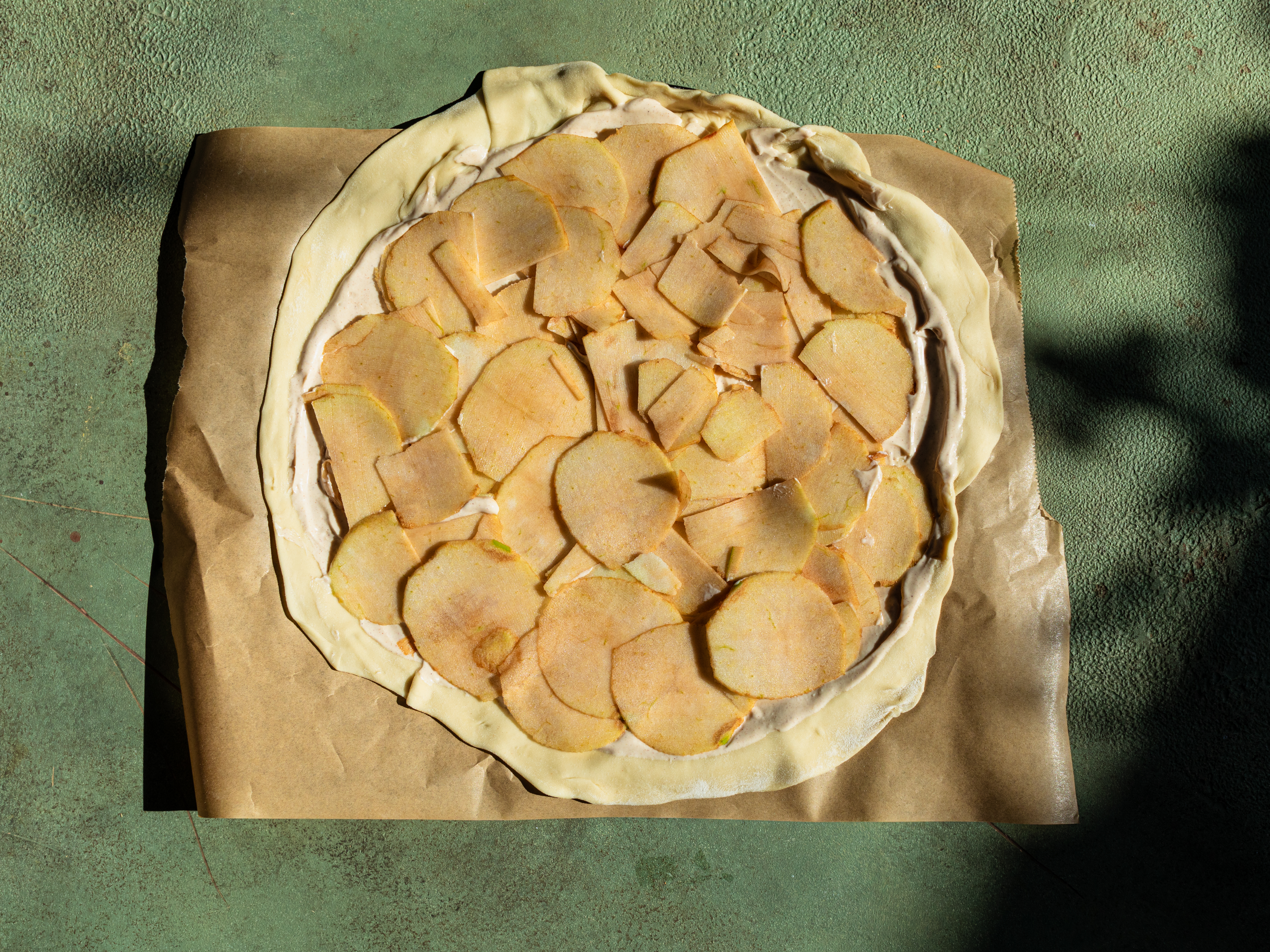 Schritt 4: Mit den Apfelscheiben belegen und mit etwas mehr Zimt und Zucker bestreuen