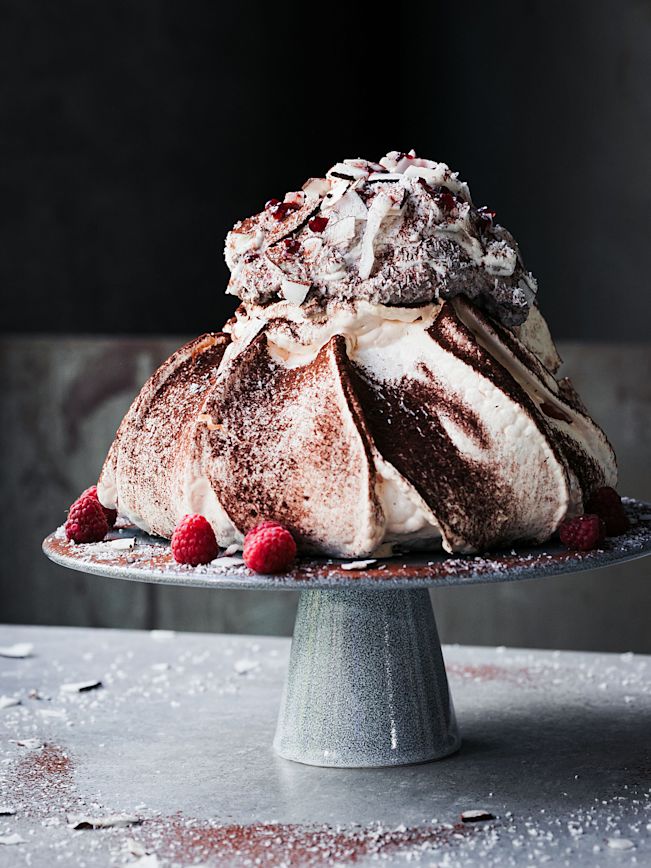 Chocolate-Swirl-Lamington-Pavlova Rezept Chocolate-Swirl-Lamington-Pavlova Rezept