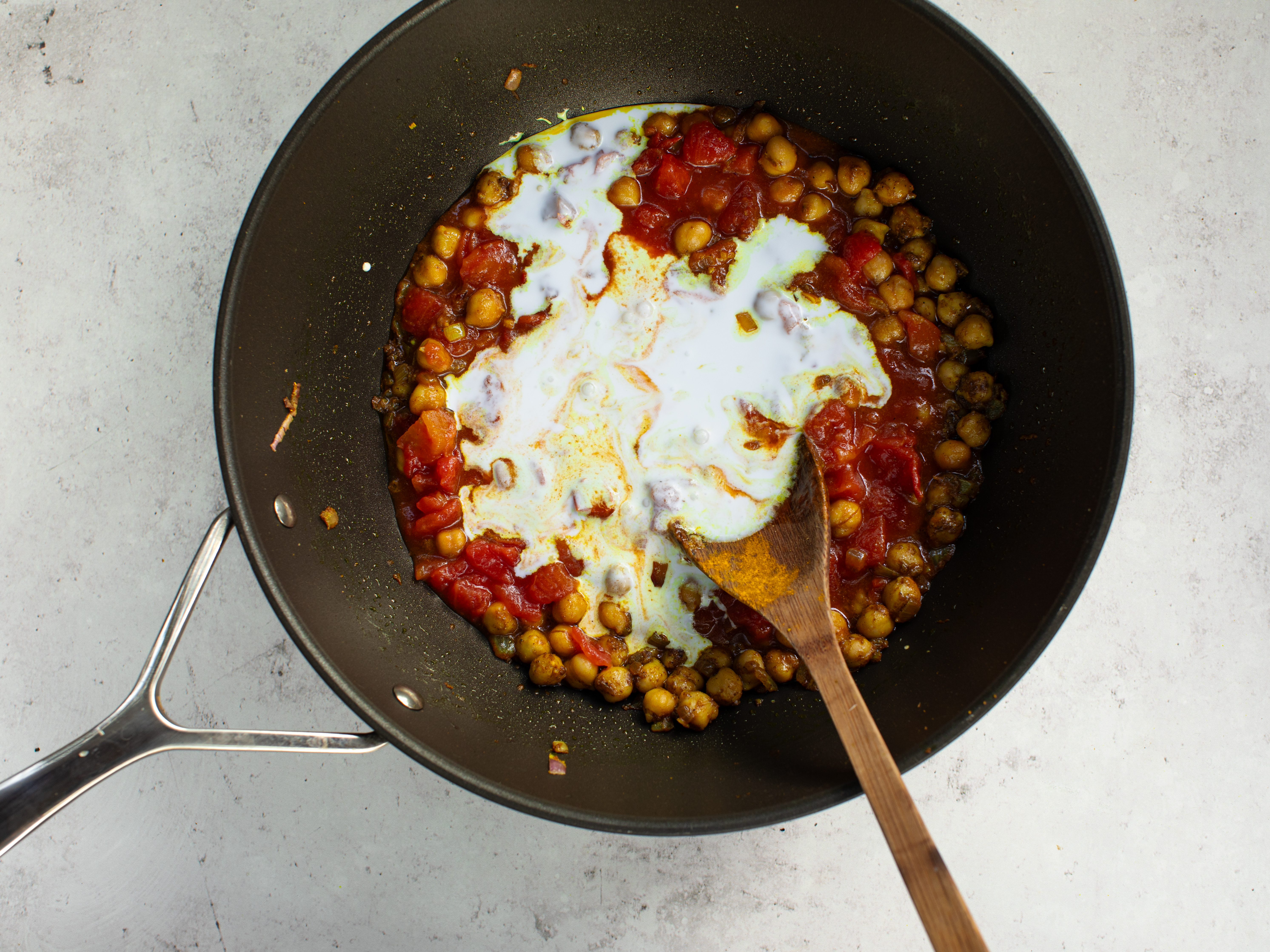 Schritt 2: Curry für Schnelles Kichererbsen-Curry zubereiten 