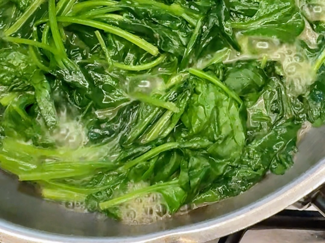 Schritt 1: Spinat-Füllung für Uovo in raviolo al Tratufo vorbereiten 