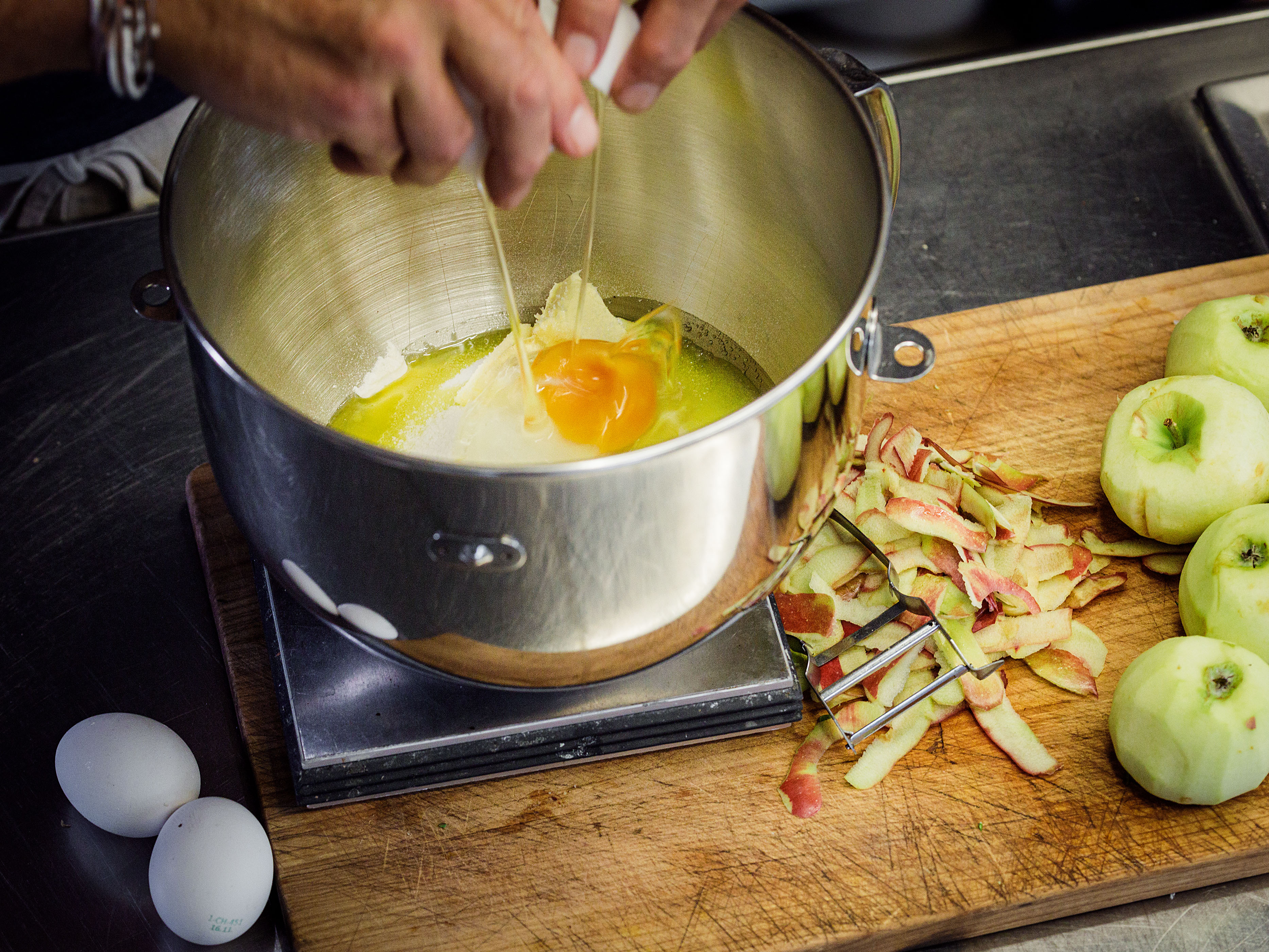 Schritt 1: Alle Zutaten bis auf die Äpfel und Mandelsplitter im Rührwerk zu einem Teig verarbeiten