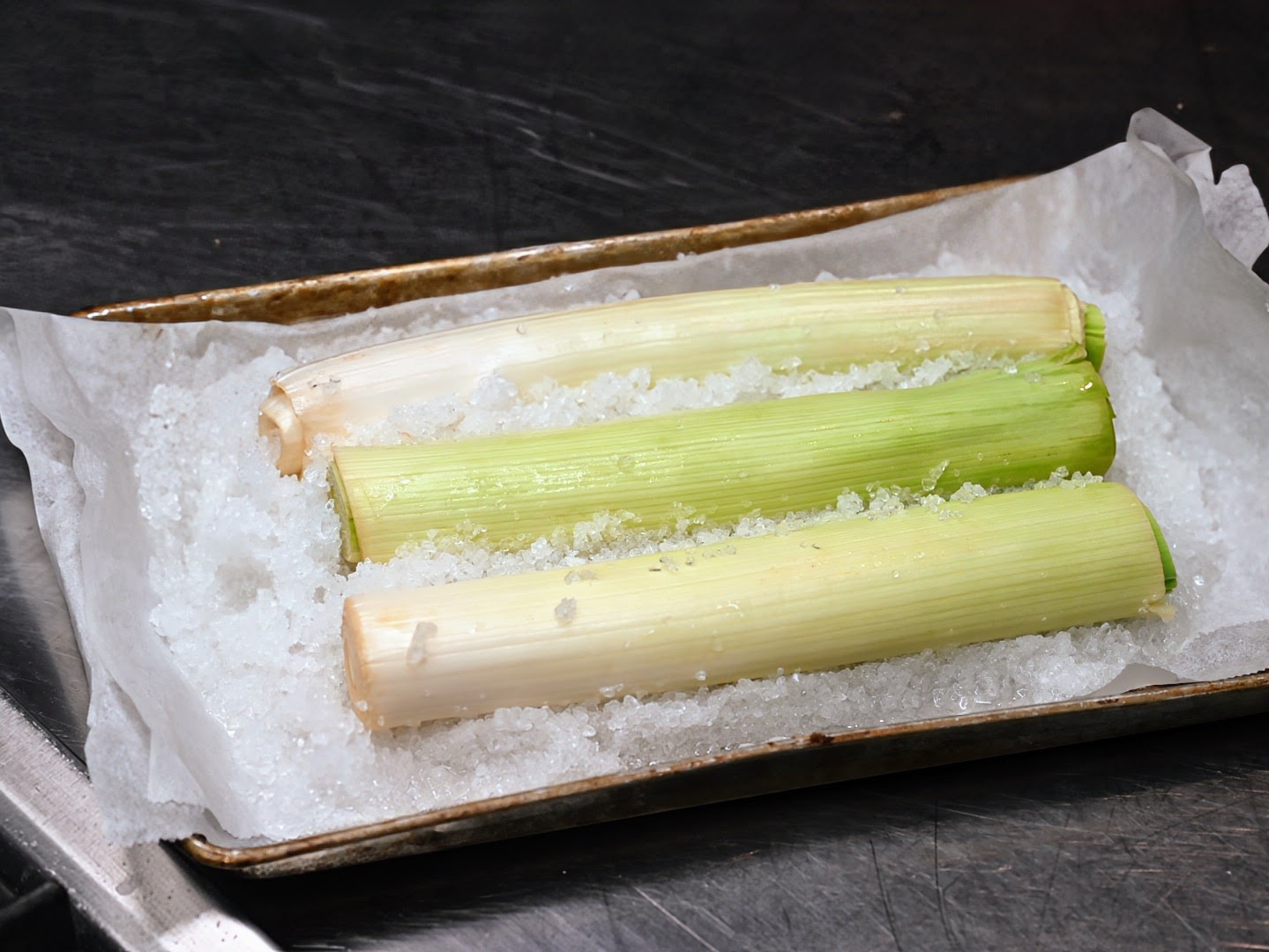 Schritt 1: Lauch für Lauchherzen mit schwarzem Trüffel  im Ofen mit Meersalz-Gitter zubereiten