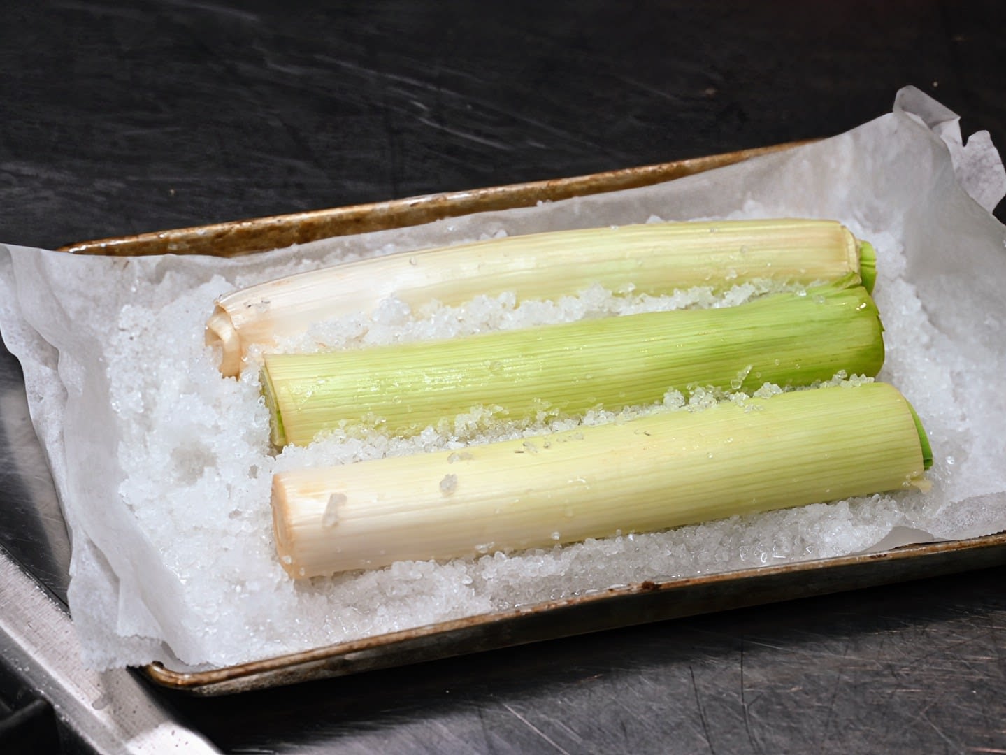 Schritt 1: Lauch für Lauchherzen mit schwarzem Trüffel  im Ofen mit Meersalz-Gitter zubereiten