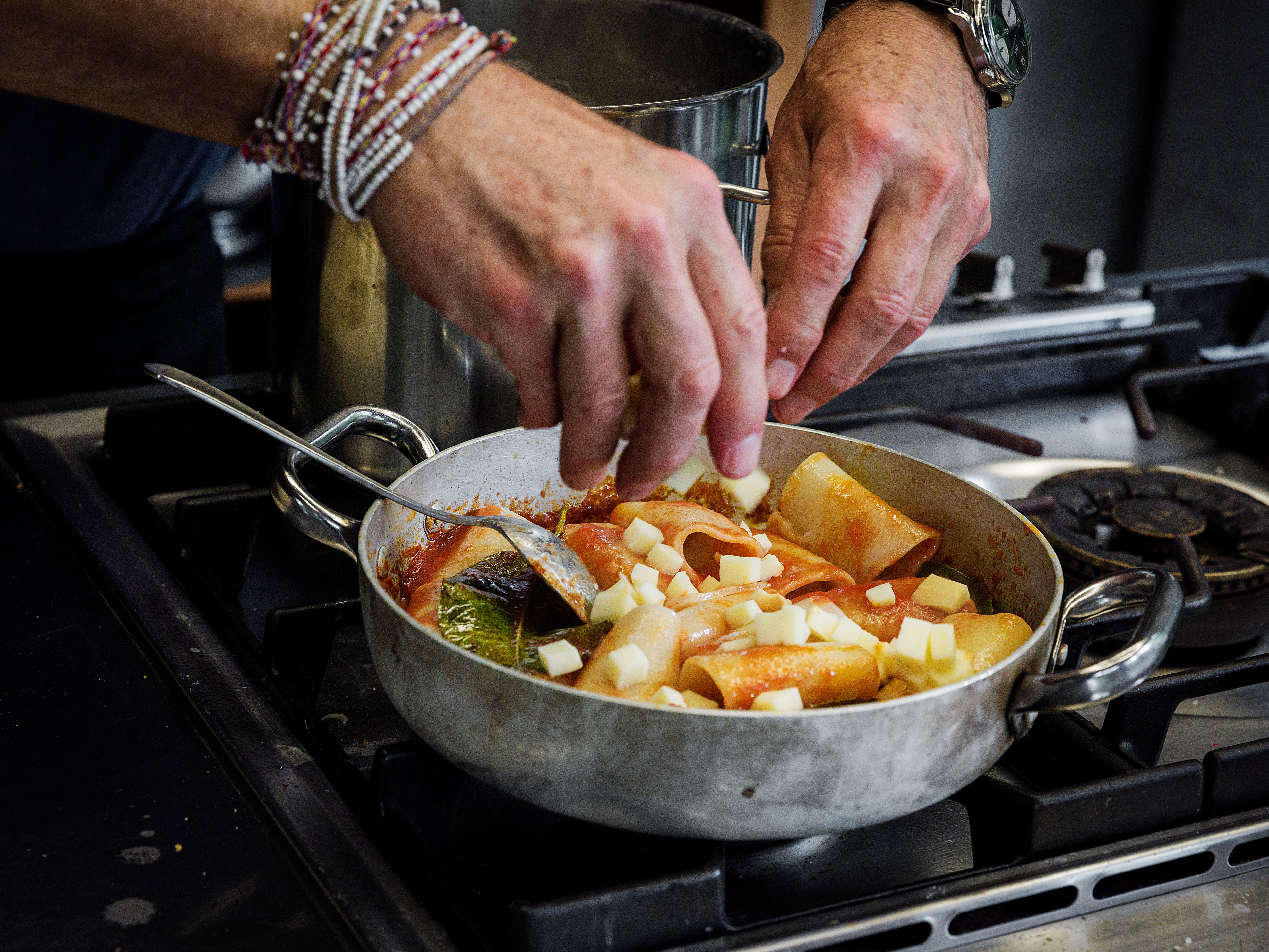 Schritt 3: Gericht Paccheri al sugo di pomodoro e limone fertigstellen 