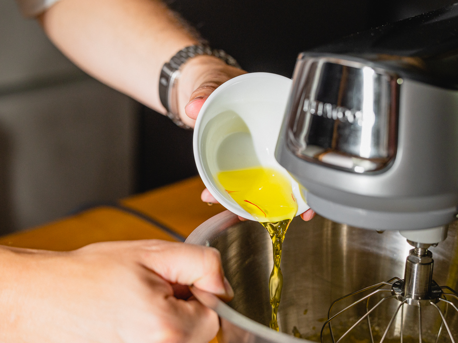 Schritt 1: Mehl, Eier und Milch nun mit dem Safranwasser für Safran-Spätzli mit Poulet und Paprika verrühren und mit Meersalz würzen.  