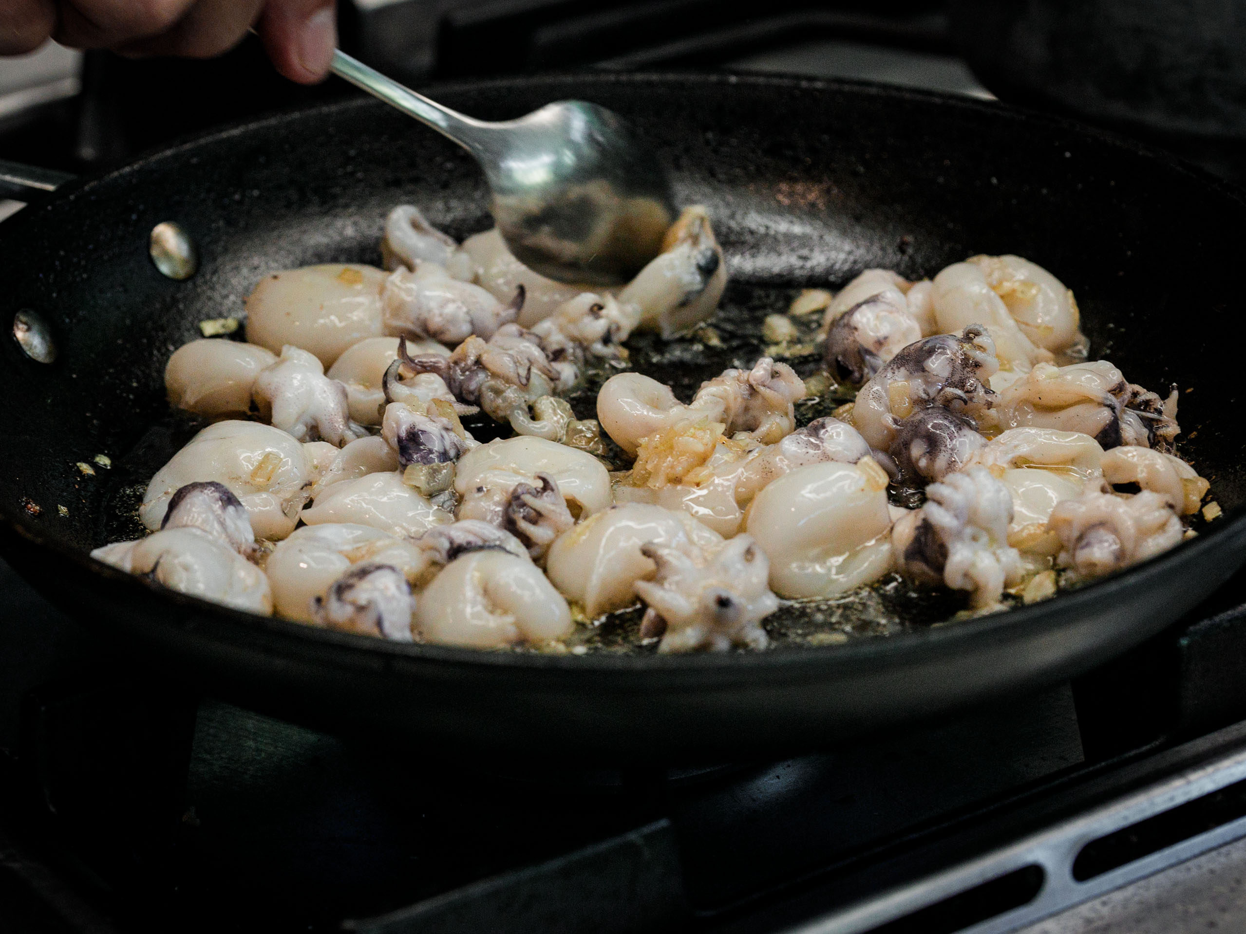Schritt 1: Risotto für Tintenfisch-Risotto vorbereiten