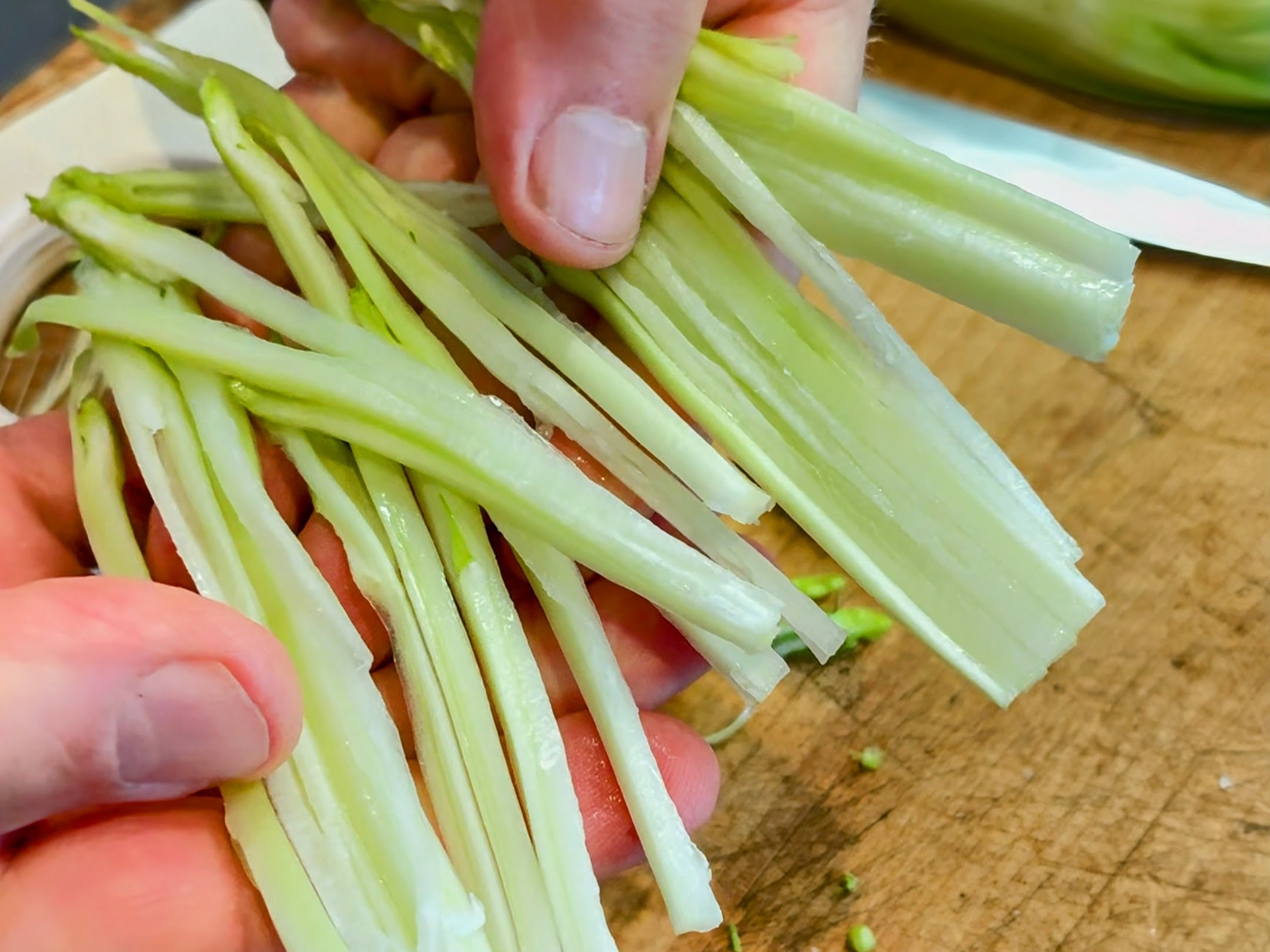 Schritt 1: Punterelle für Punterelle-Salat schneiden