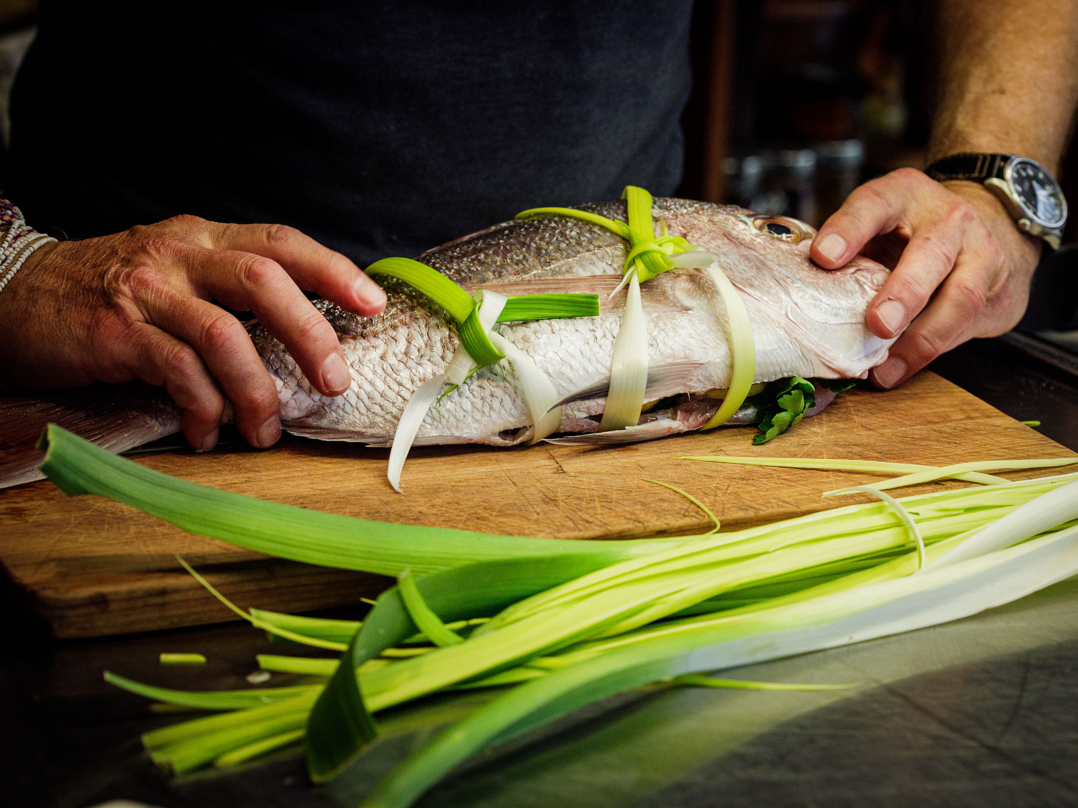 Schritt 1: Lauchstreifen um den Fisch wickeln