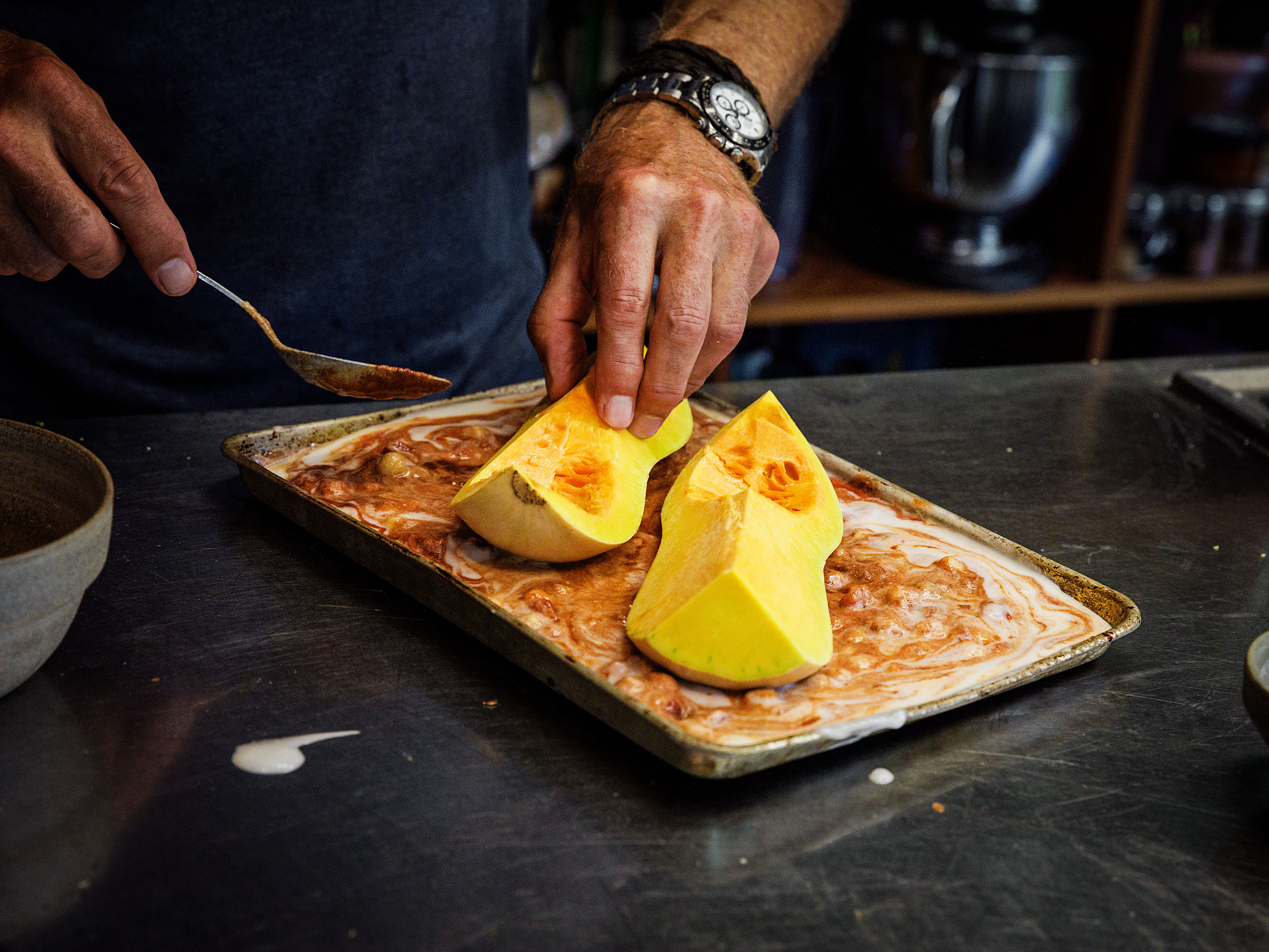 Schritt 2: Kürbis auf das Backblech legen