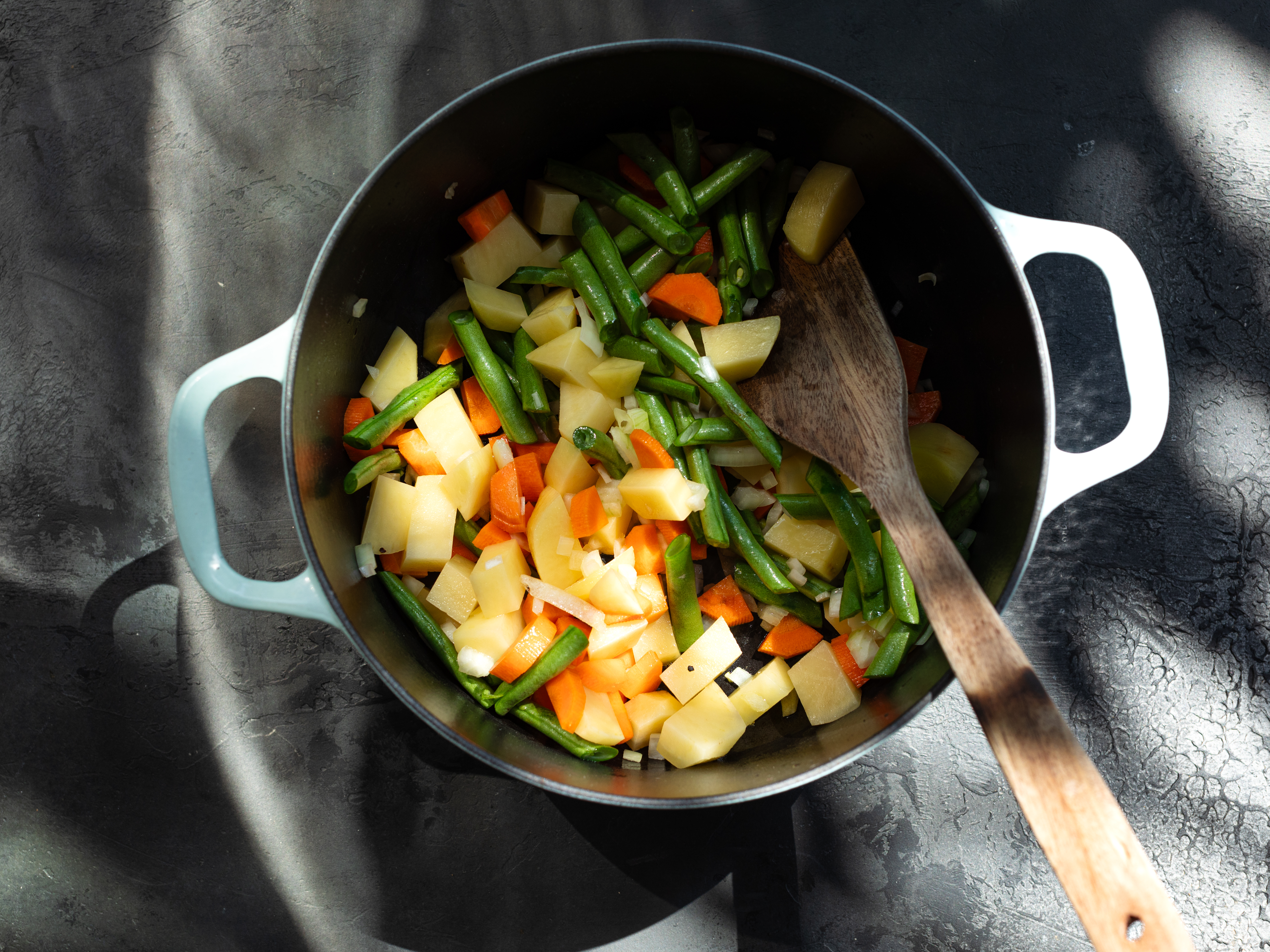 Schritt 3: Gemüse für Thai Massaman-Curry anbraten 