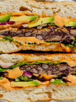 Veganer Burger mit Schwarzem-Bohnen-Patty und Avocado Rezept 2