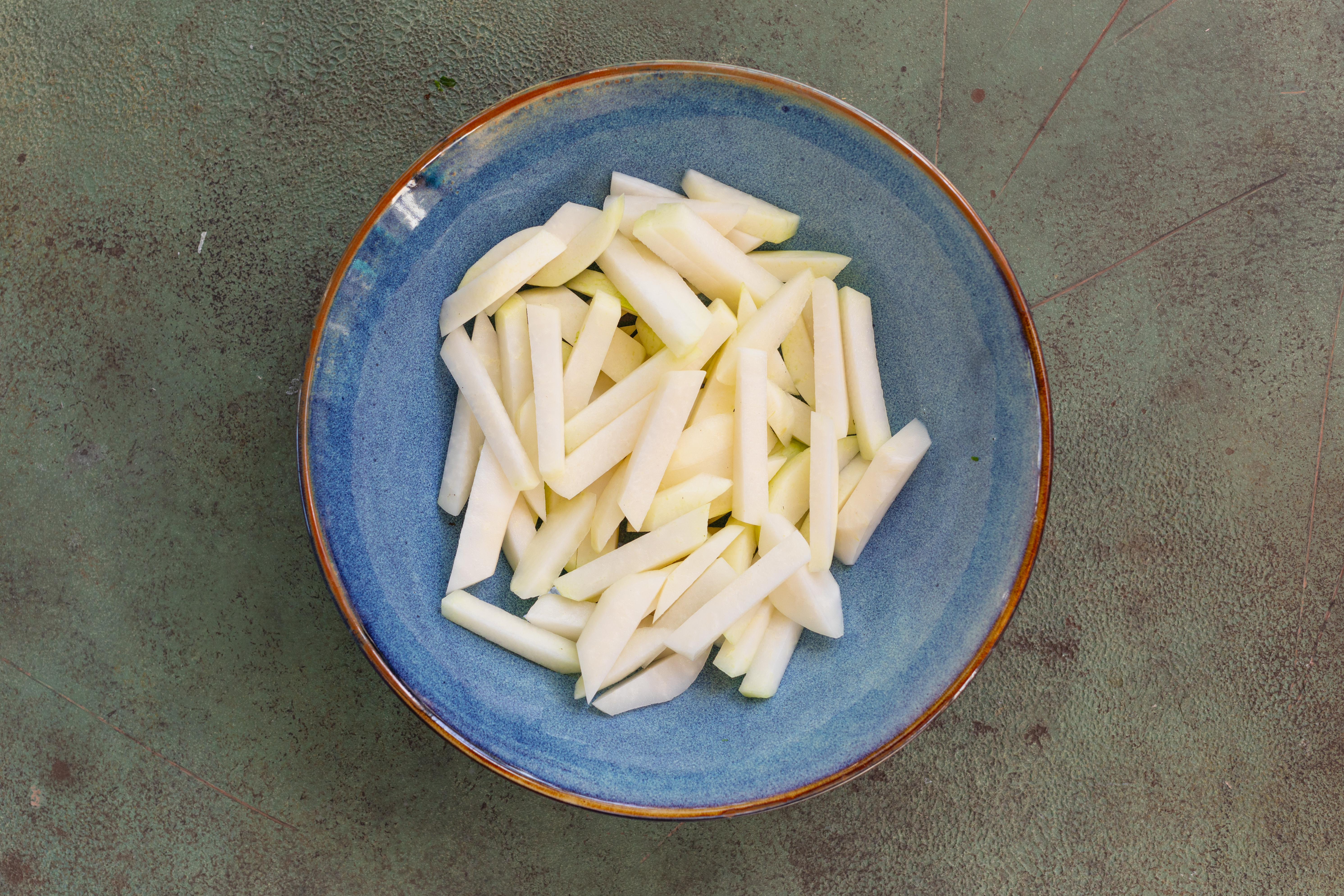 Schritt 1: Kohlrabi für Kohlrabi-Parmesan-Pommes vorbereiten 