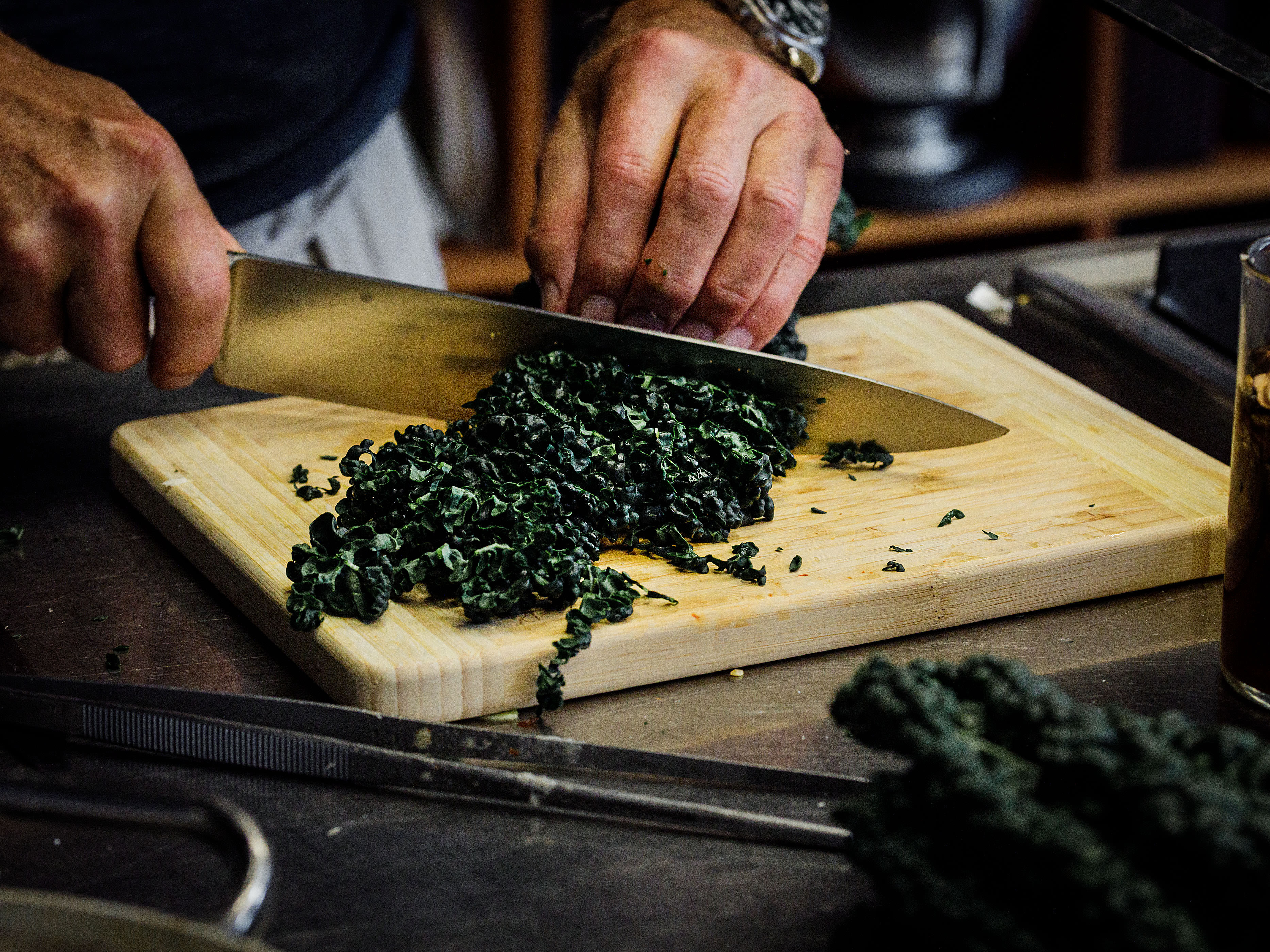 Schritt 1:  Cavolo nero schneiden