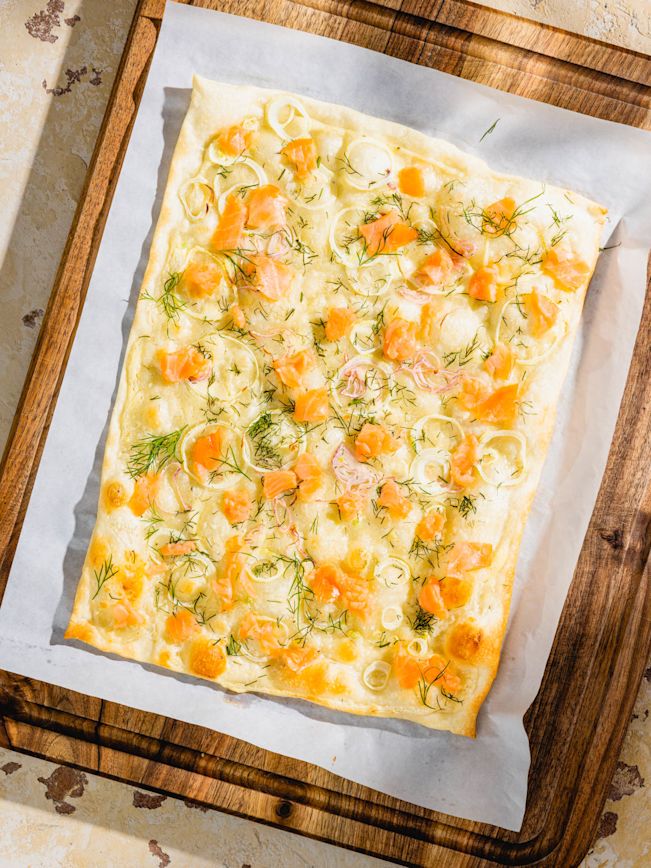 Flammkuchen mit Rauchlachs, Frischkäse und Dill Rezept Flammkuchen mit Rauchlachs, Frischkäse und Dill Rezept