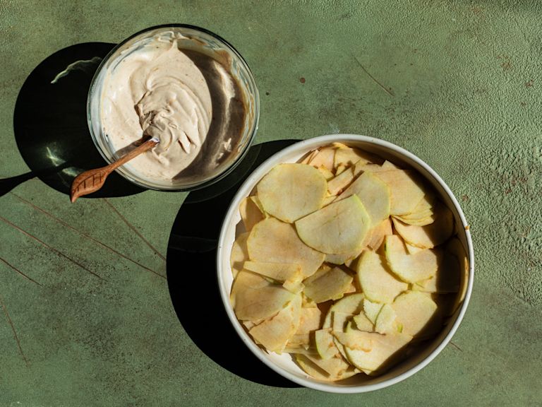 Schritt 2: Die Äpfel in sehr feine Scheiben reiben und Crème fraîche mit dem Zimt und Zucker mischen Schritt 2: Die Äpfel in sehr feine Scheiben reiben und Crème fraîche mit dem Zimt und Zucker mischen