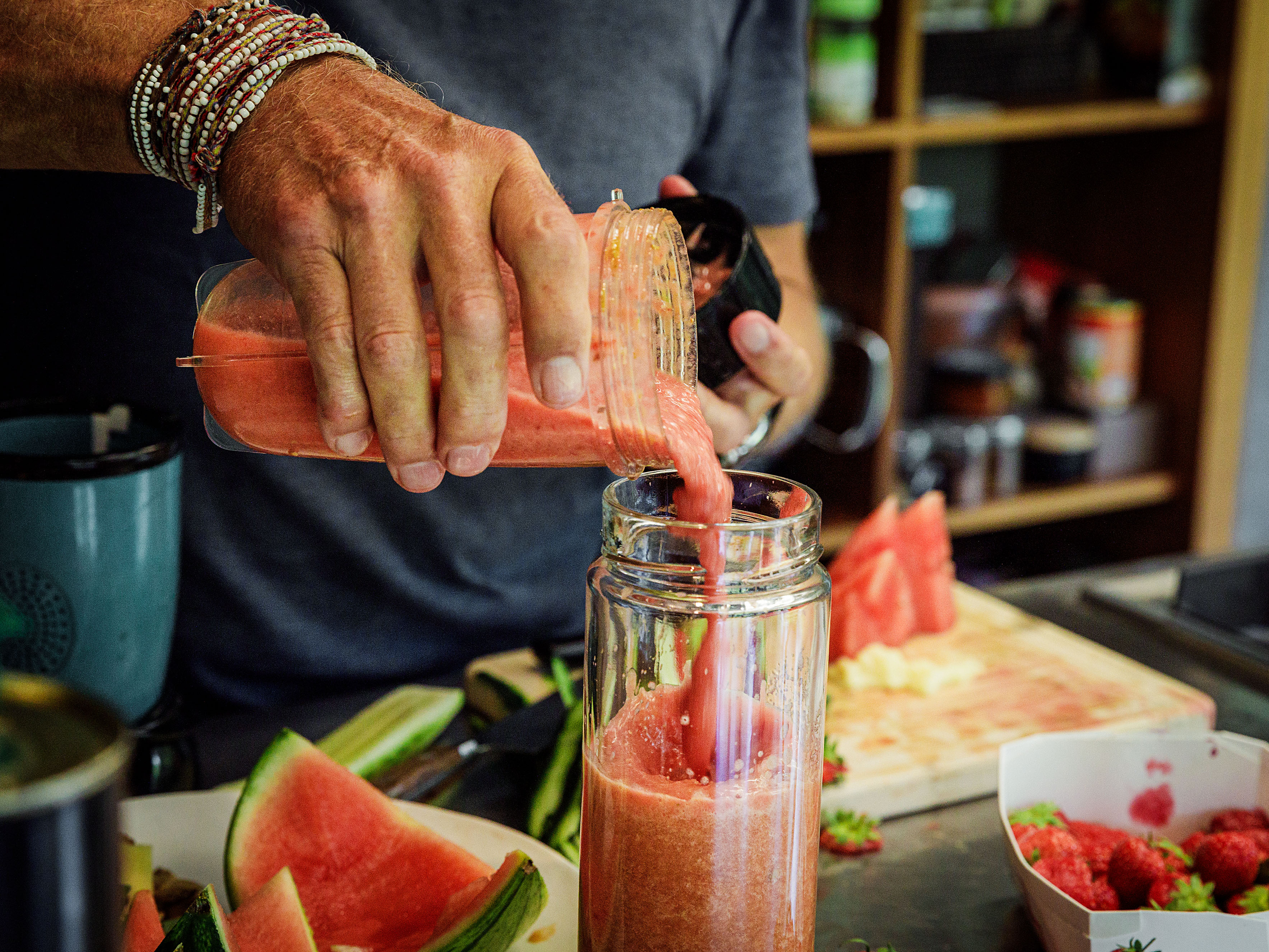 Schritt 2: Gazpacho in vorgekühlte Schalen geben