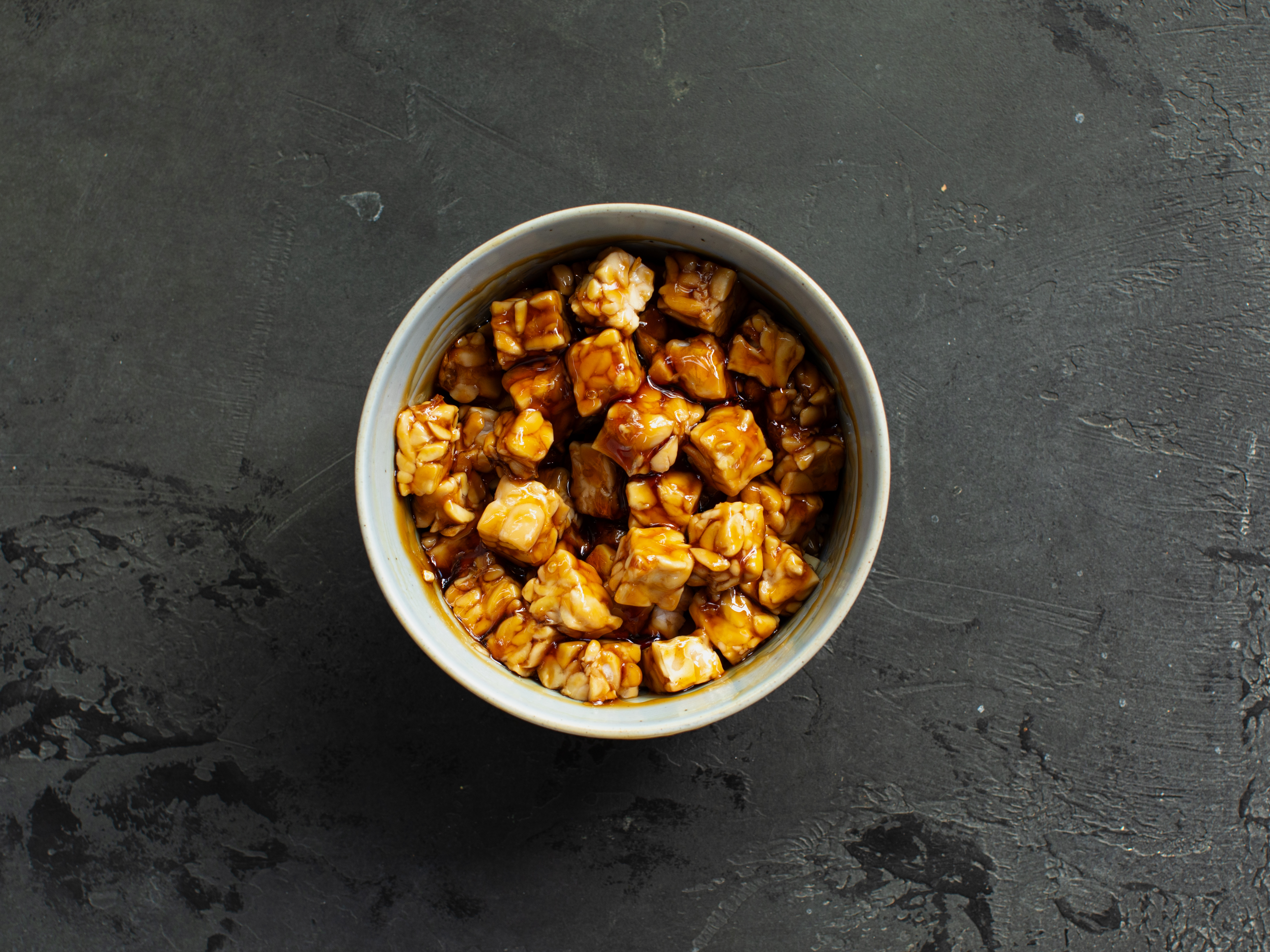 Schritt 2: Tempeh für Reis Salat mit Mango marinieren und anbraten