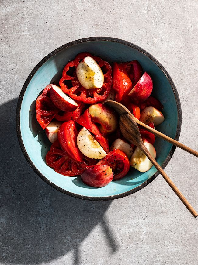 Ochsenherz-Tomaten-Salat mit weissen Pfirsichen Rezept Ochsenherz-Tomaten-Salat mit weissen Pfirsichen Rezept