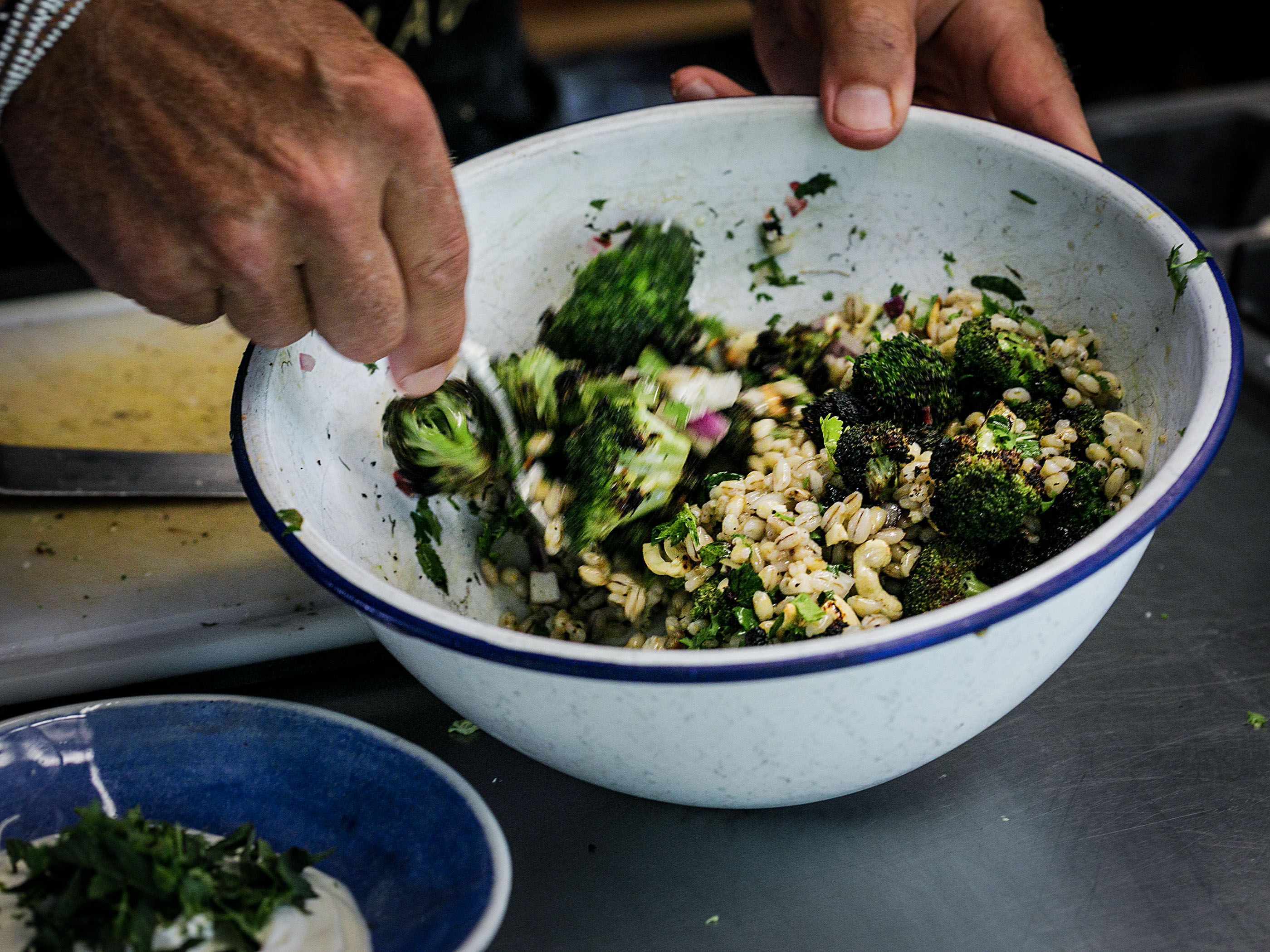 Schritt 2: Broccoli in eine Schüssel geben und Dinkel, bzw. Gerste, Cashewnüsse, Zwiebeln und Kräuter hinzufügen