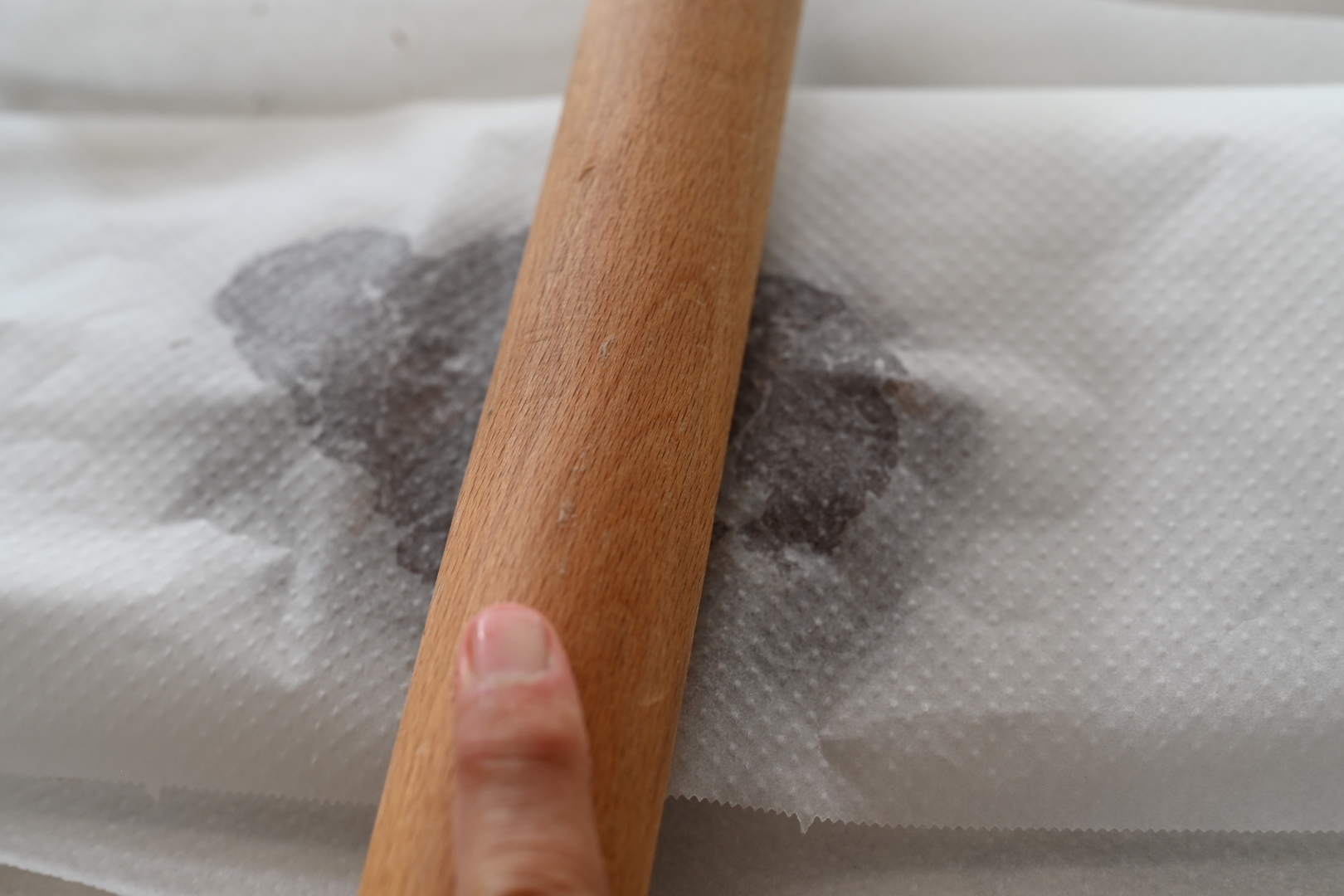 Schritt 1: Den Teig zwischen zwei Backpapieren 5 mm dick ausrollen