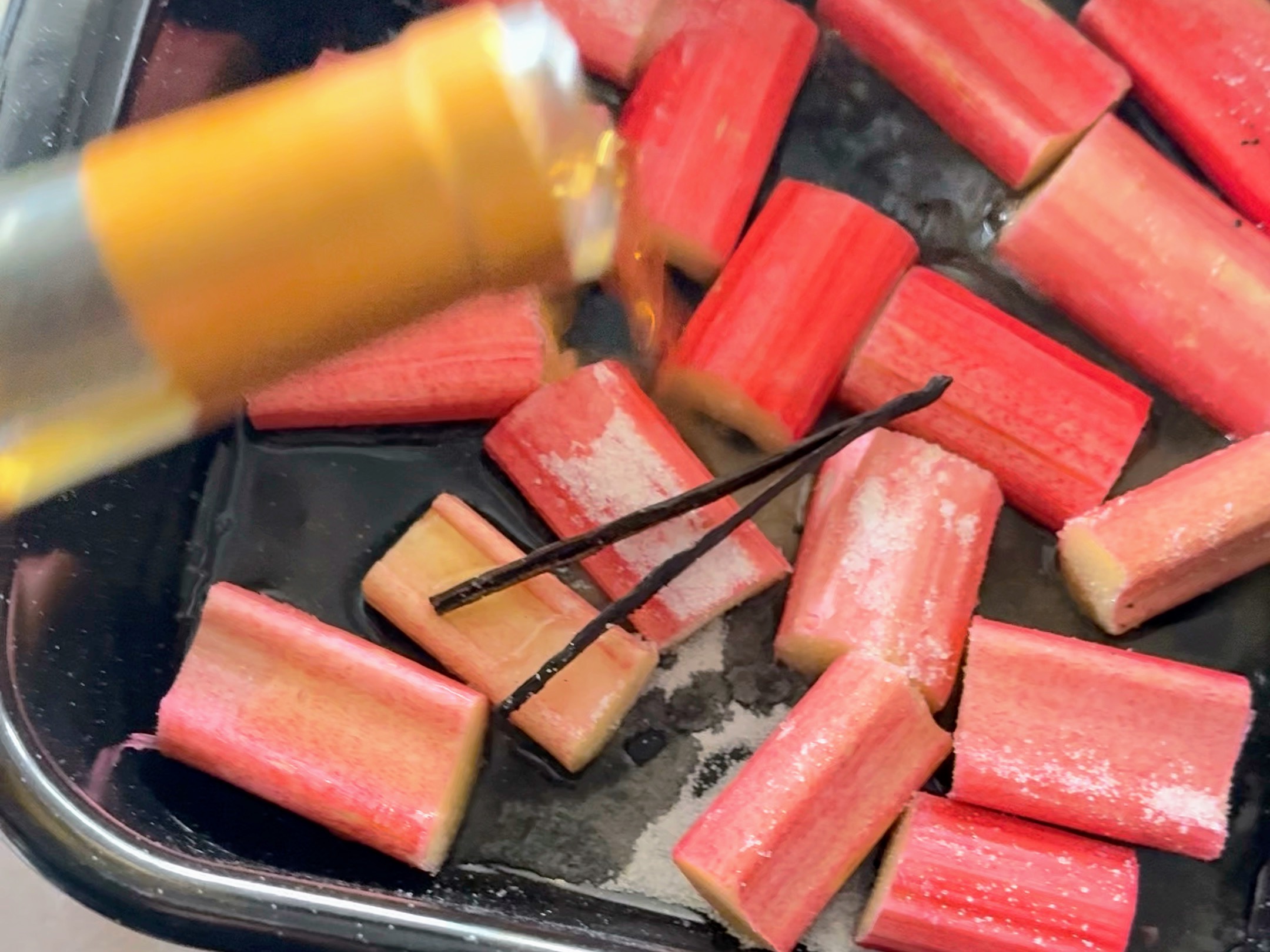 Schritt 2: Rhabarber für Gerösteter Rhabarber mit Joghurt Crème (Labneh) rösten 