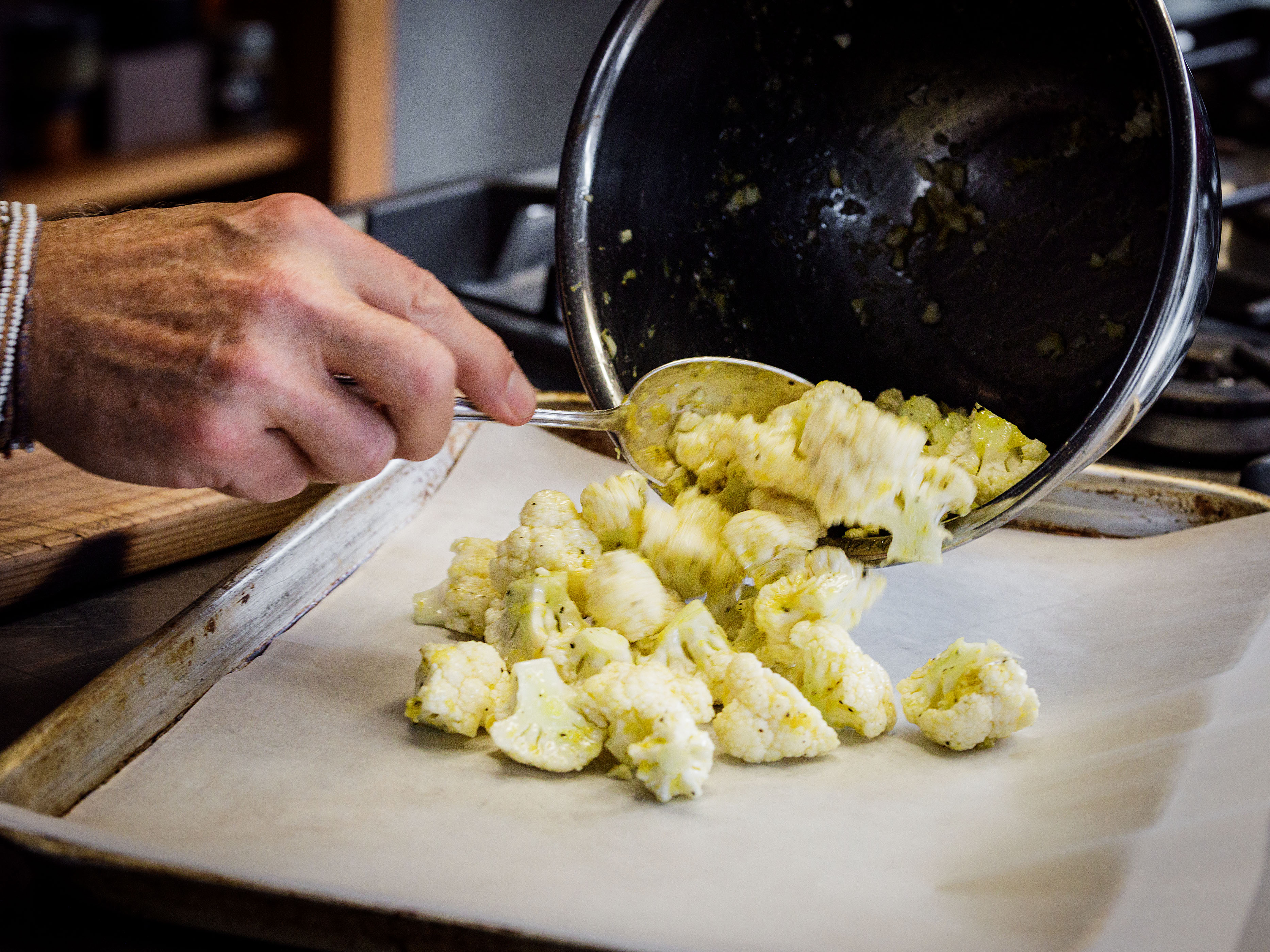Schritt 1:  Blumenkohl und Kichererbsen für Quinoa-Kichererbsen-Salat mit geröstetem Blumenkohl rösten 