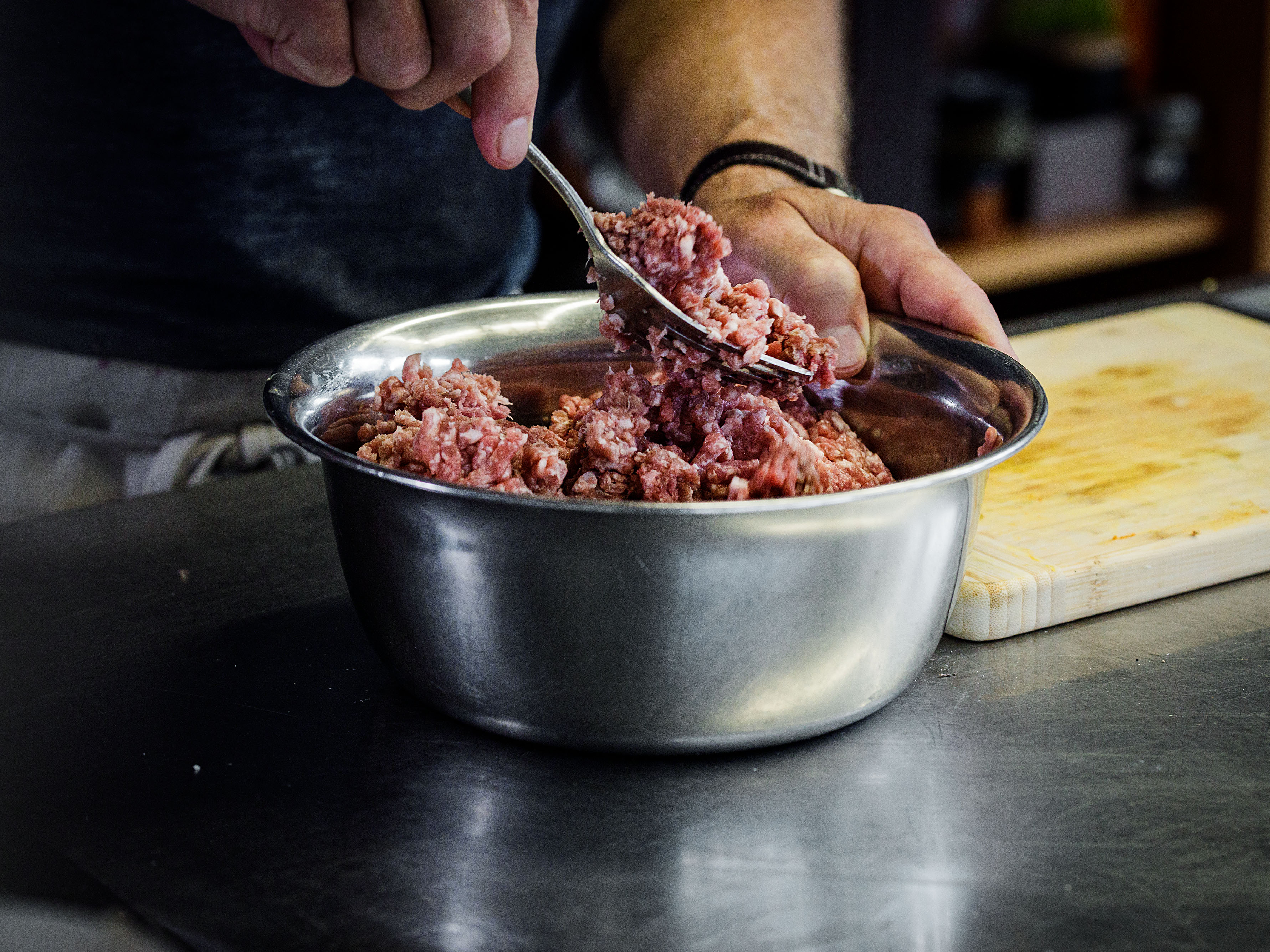 Schritt 2: Polpette für Pappardelle mit Polpette und Rösttomaten-Sugo formen und garen