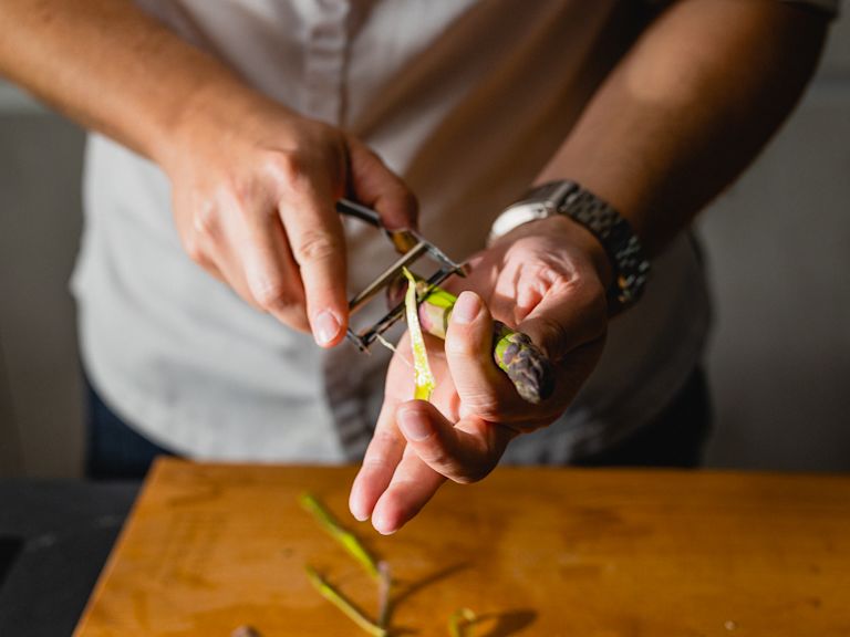 Schritt 1: Zutaten für Spargelrisotto vorbereiten Schritt 1: Zutaten für Spargelrisotto vorbereiten