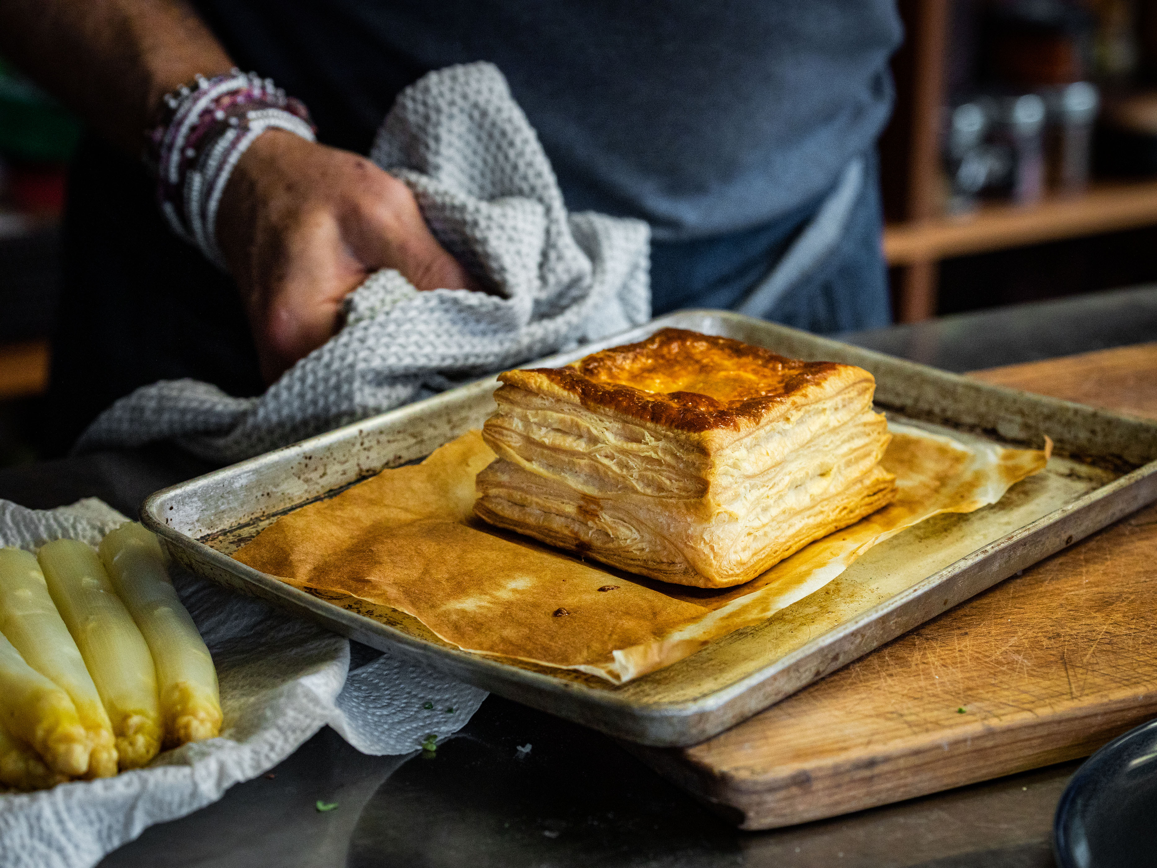 Schritt 4: Die fertig gebackenen Blätterteig-Kissen sorgfältig mit grossem Messer waagrecht aufschneiden
