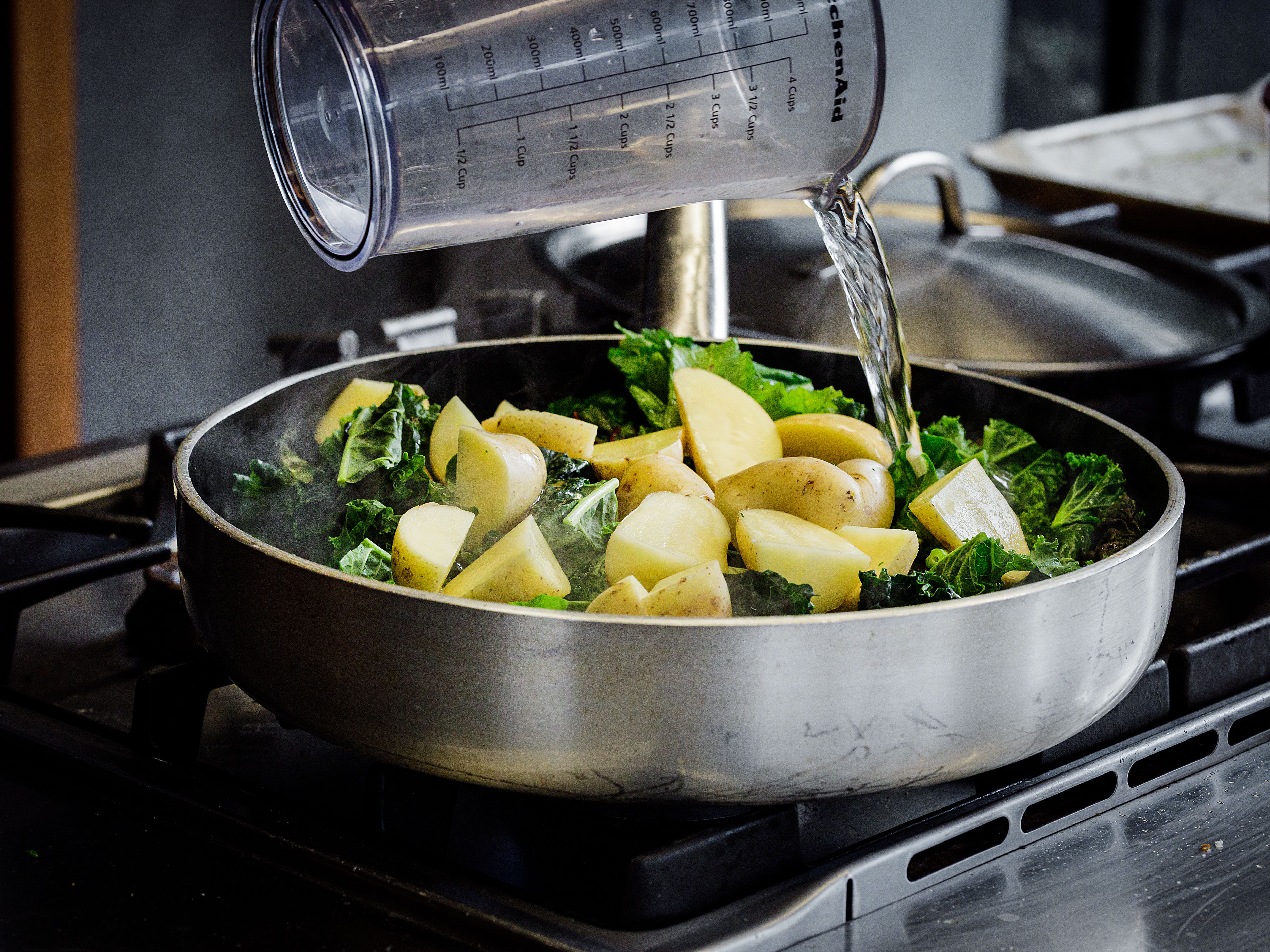 Schritt 2:  Wintergemüse in Knoblauchöl fertig schmoren