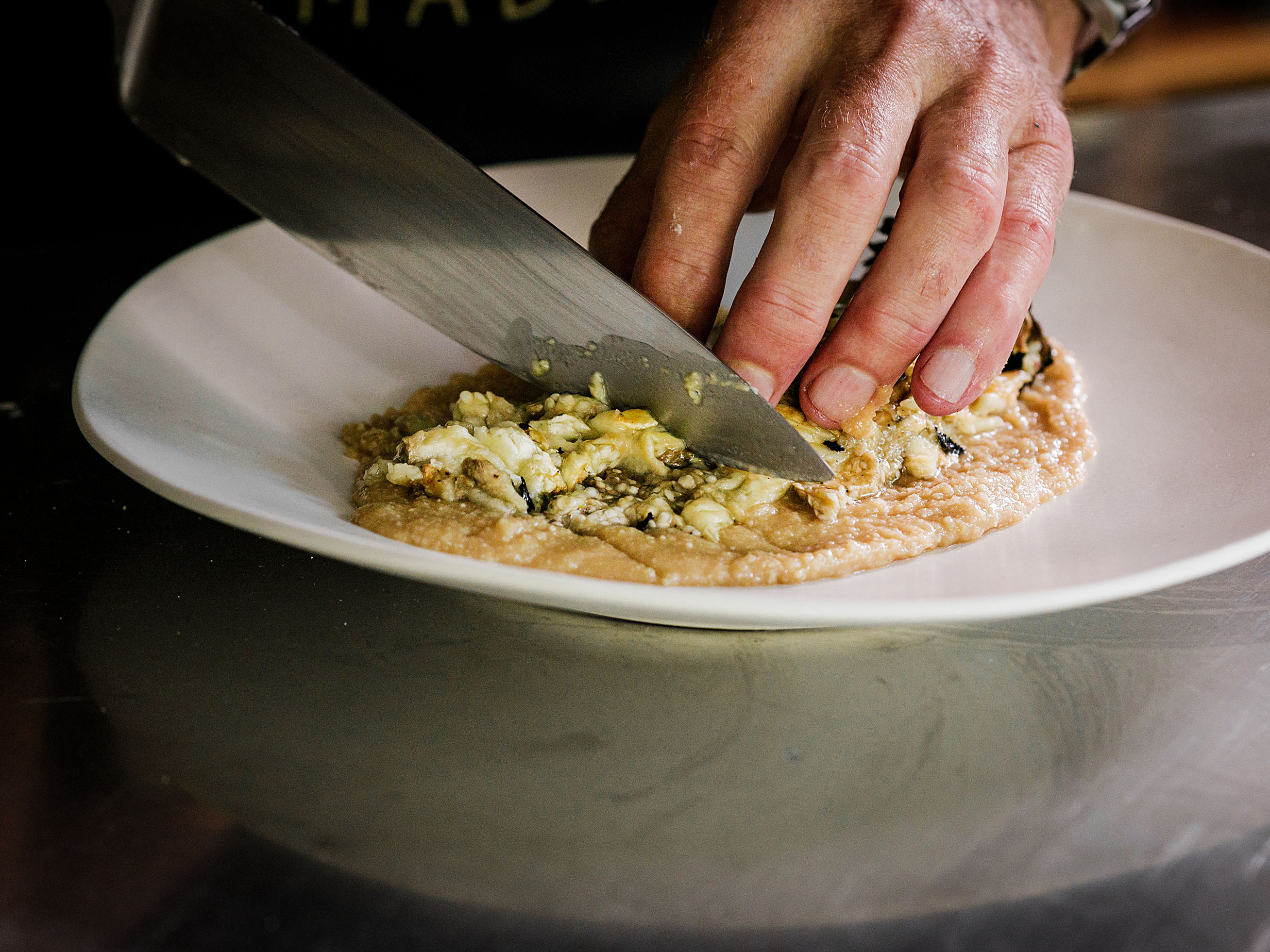 Schritt 3: Die Aubergine mit einer präzisen, schnellen Bewegung alle fünf Millimeter quer in Scheiben schneiden