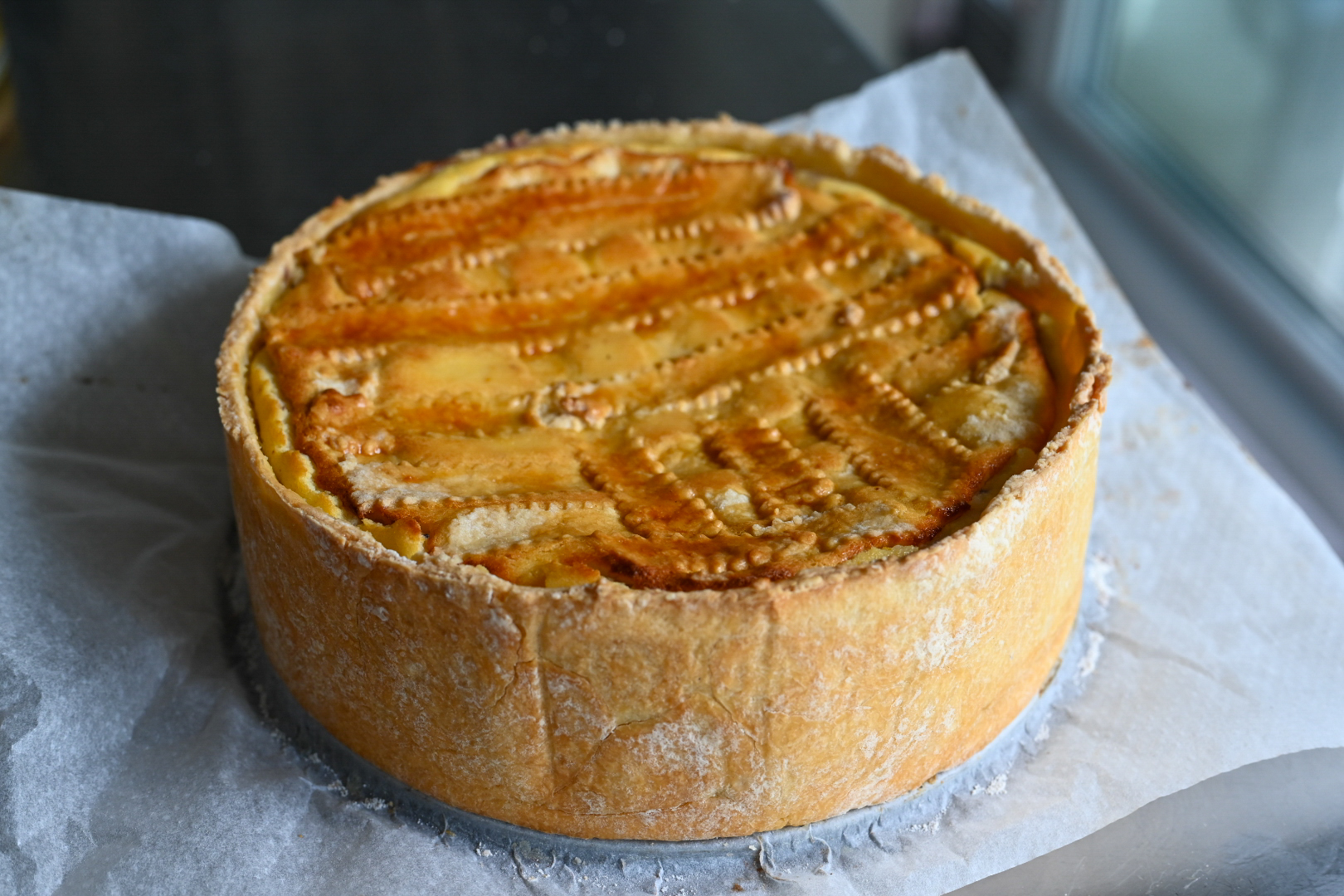 Schritt 4: Den Cheesecake in der Form auf einem Kuchengitter abkühlen lassen, dann den Springformrand entfernen und vollständig auskühlen lassen