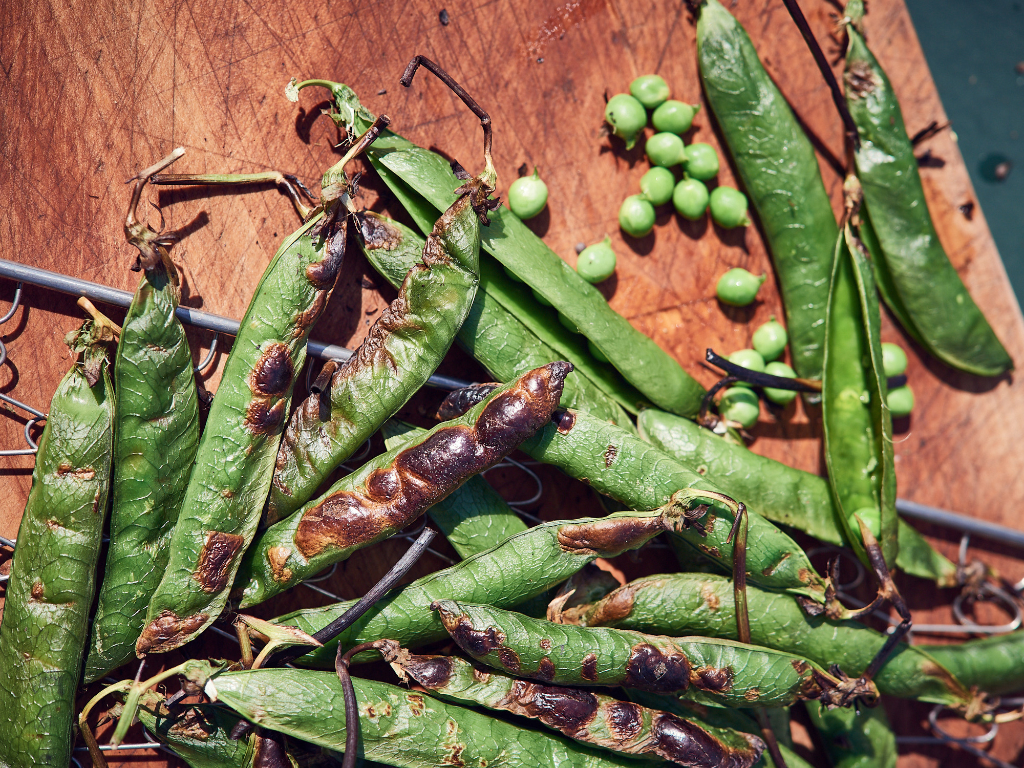 Schritt 2: Restliches Gemüse für Glutgerösteten Zwiebelsalat Orangen und Limette zubereiten .