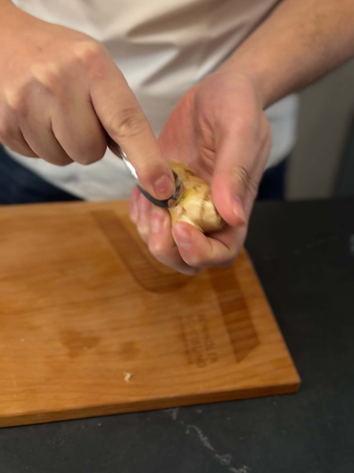 Ingwer mit dem Löffel schälen