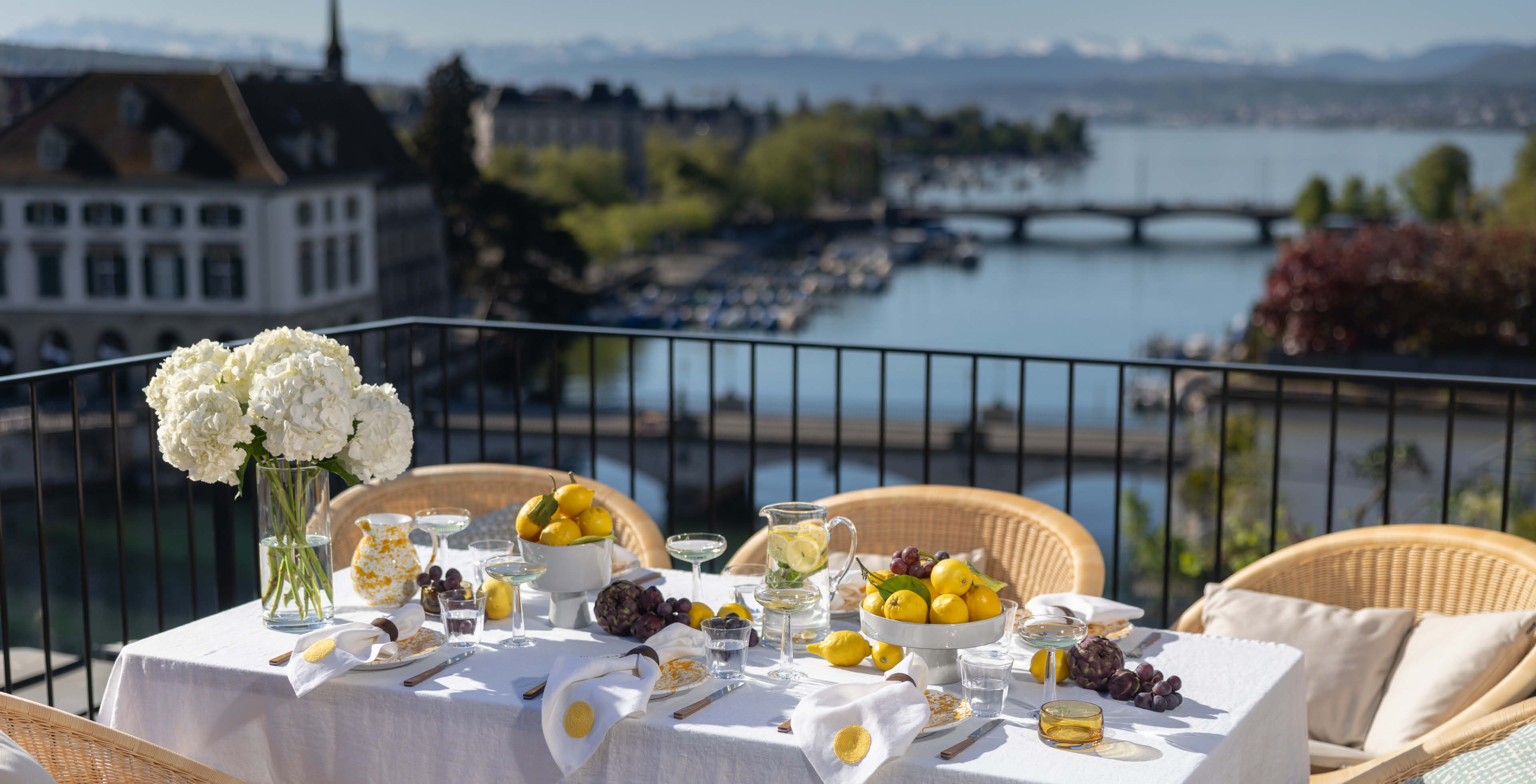 Sommertisch auf der Terrasse des Hotel Storchen