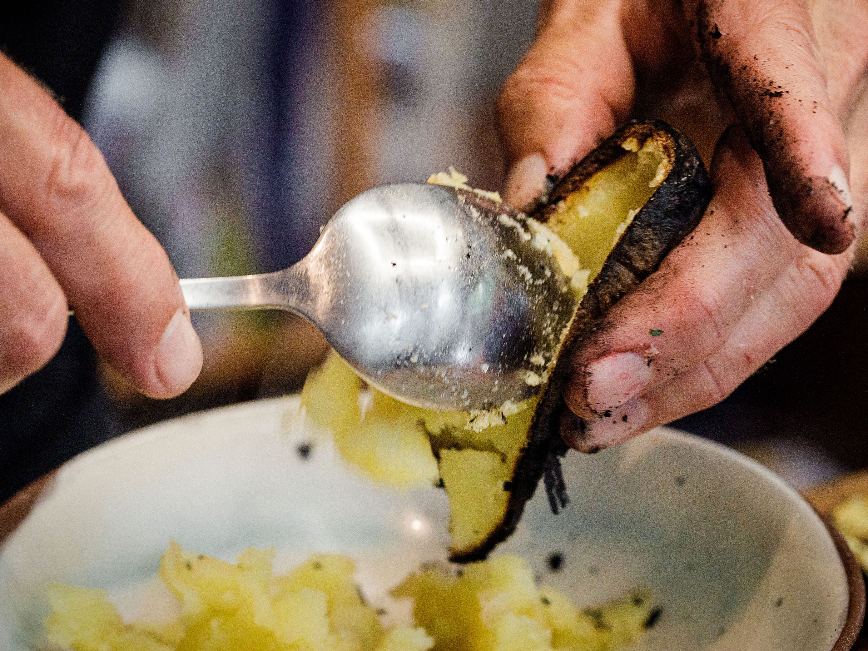 Schritt 3: Verkohlter Lauch mit Kartoffelpüree anrichten