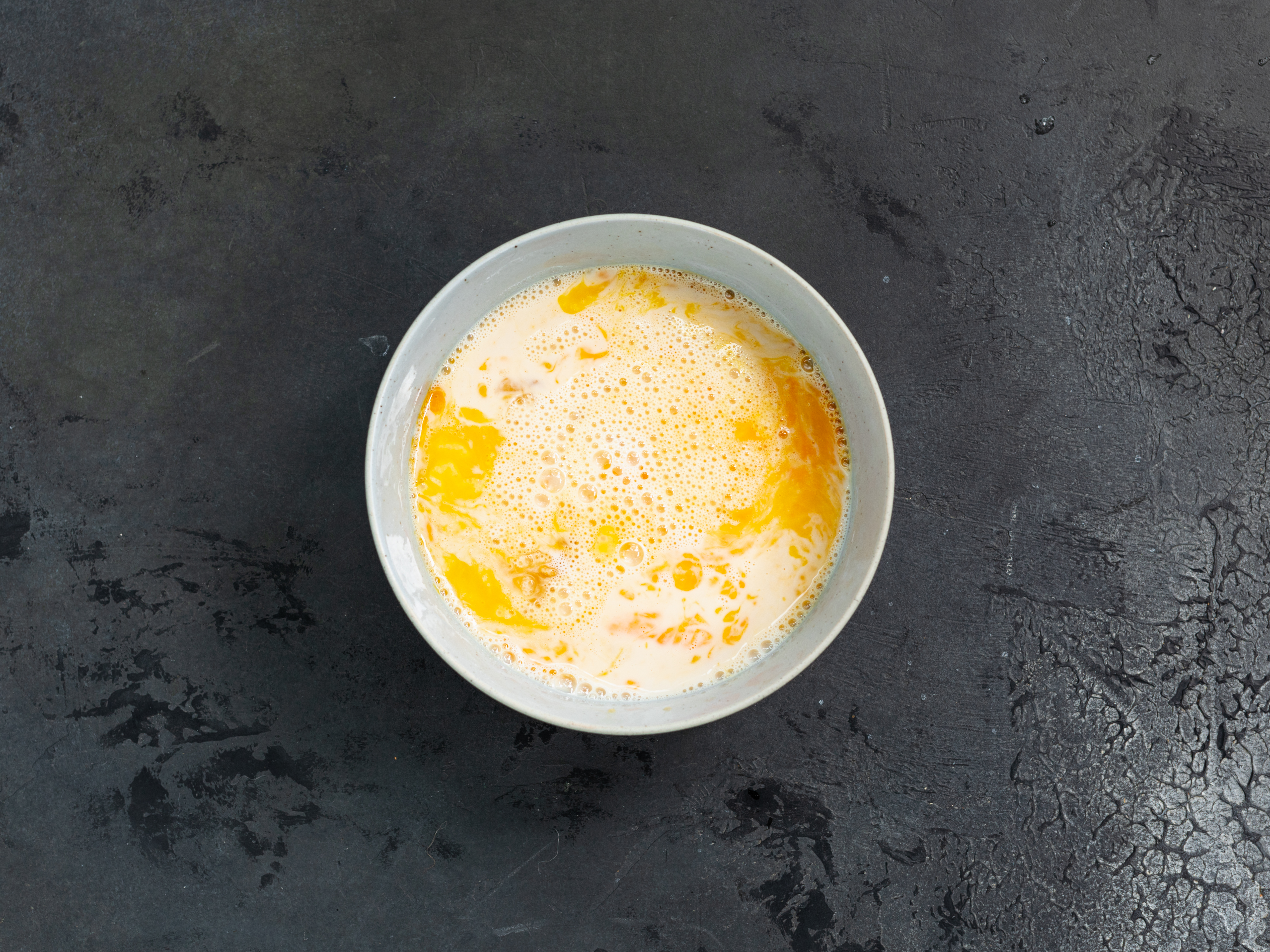 Schritt 2: Nasse Zutaten für Apfel-Zimt Waffeln vorbereiten 