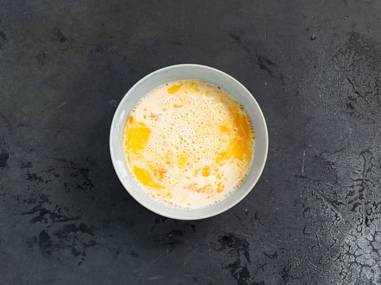 Schritt 2: Nasse Zutaten für Apfel-Zimt Waffeln vorbereiten Schritt 2: Nasse Zutaten für Apfel-Zimt Waffeln vorbereiten