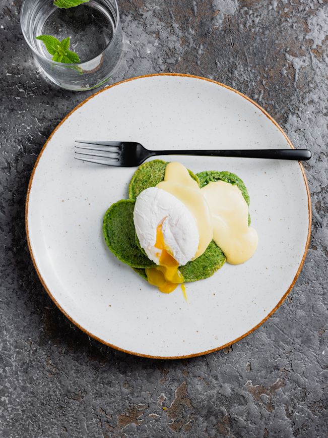 Spinat Pancakes mit Sriracha-Hollondaise und pochiertem Ei Rezept Spinat Pancakes mit Sriracha-Hollondaise und pochiertem Ei Rezept