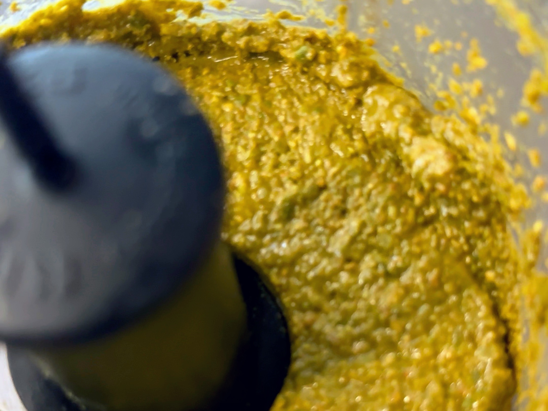 Schritt 3: Die gerösteten Pistazien im Mixer zu einer Paste verarbeiten