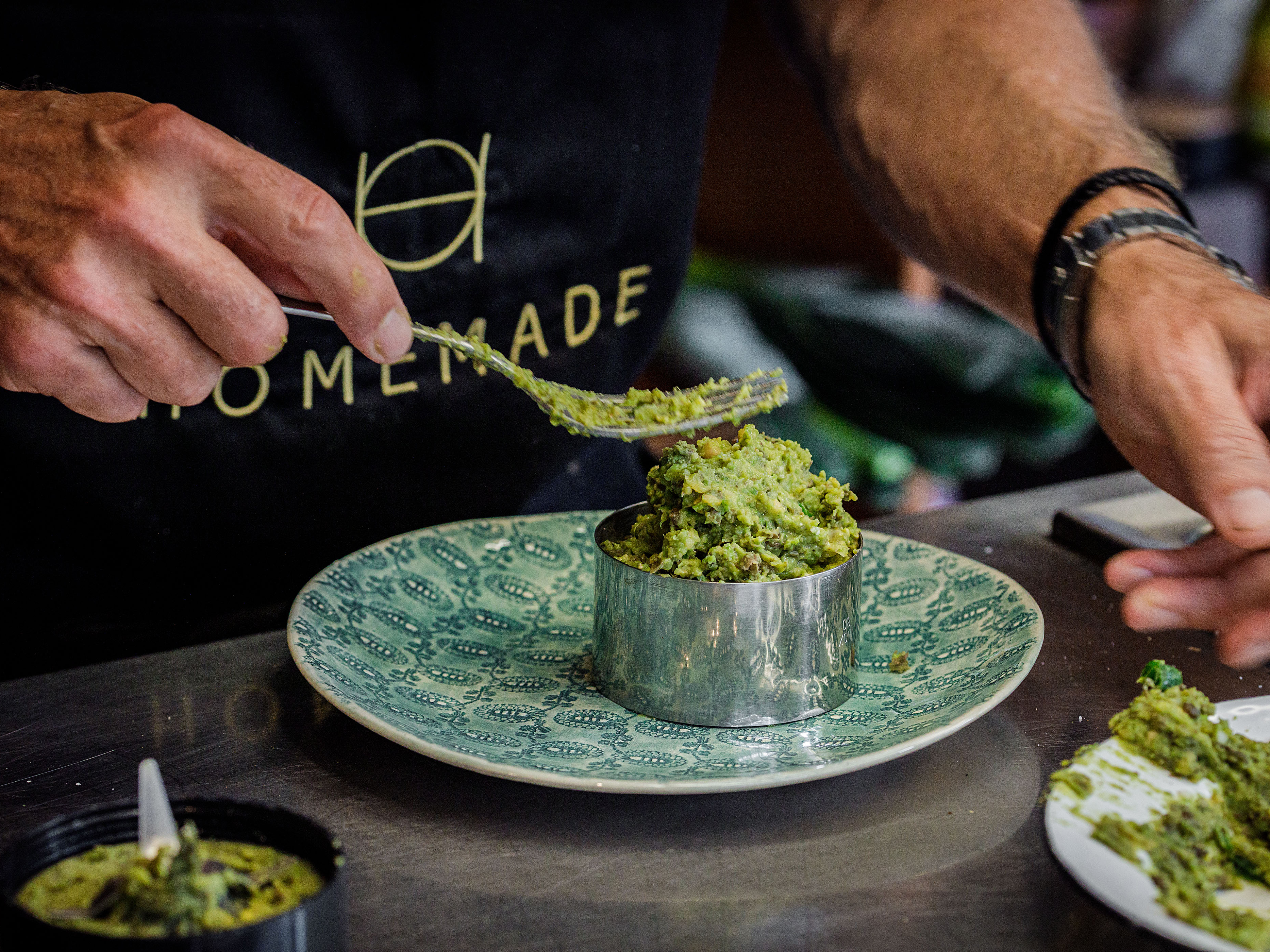 Schritt 2: Linsen-Kichererbsen-Burger mit Feta und Harissa-Kurkuma-Joghurt formen.