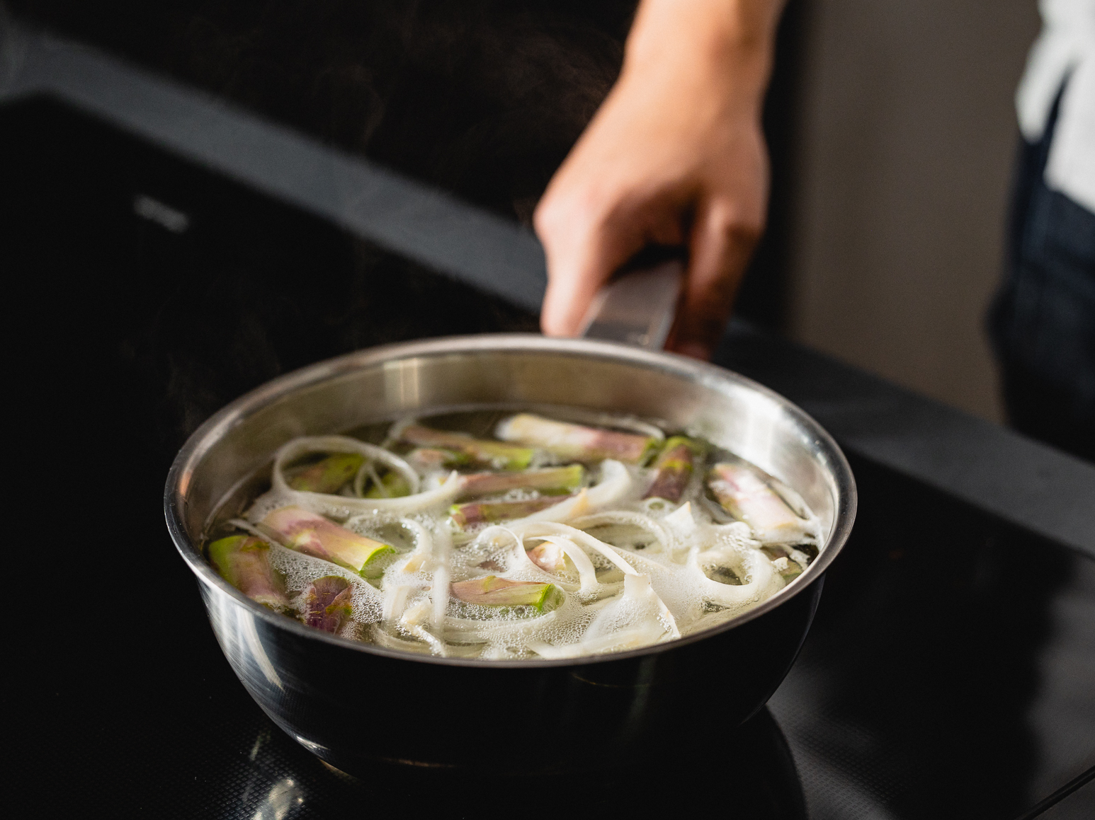 Schritt 1: Spargelfond für Spargelcremesuppe mit weissem Portwein erstellen 