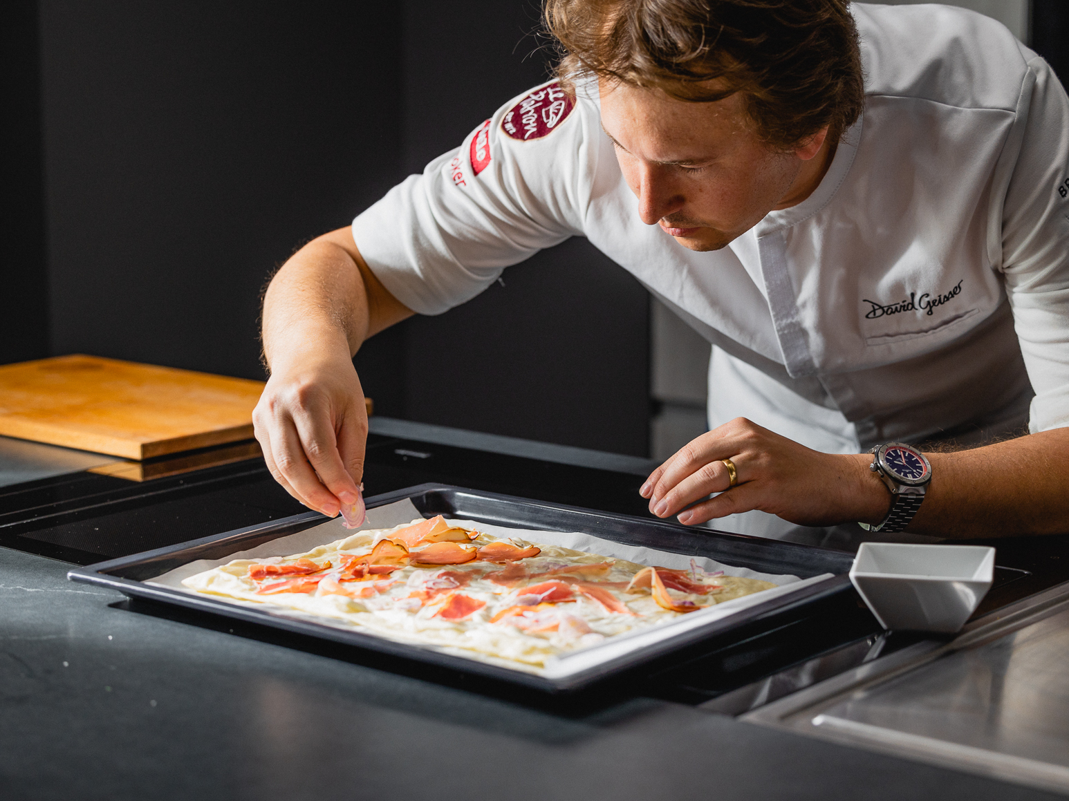 Schritt 2: Flammkuchen mit Rucola, Parmaschinken und Parmesan nochmals backen & anrichten